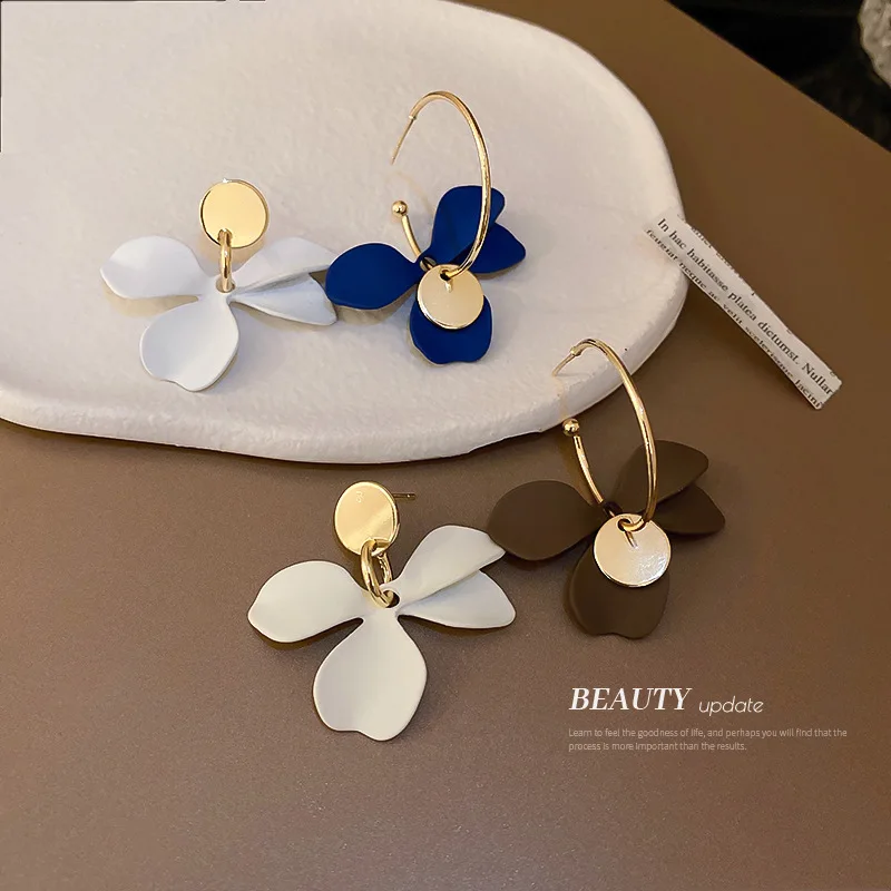 Fashion Simple Asymmetrical Flower Round Earrings For Women Designed Creative Blue and White Petal Earrings Personality Jewelry