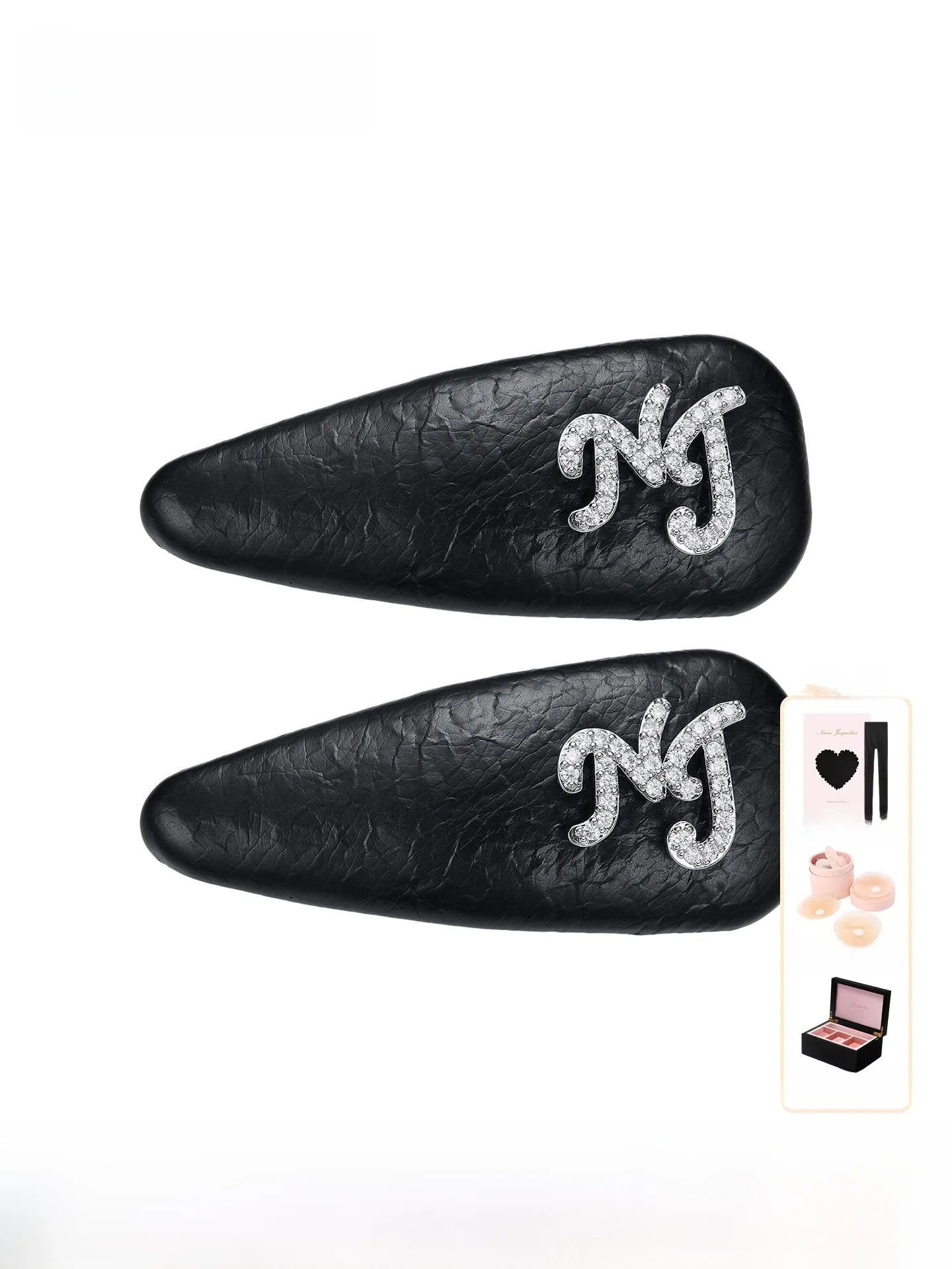 nanajacqueline-nouvelle-collection-printemps-–-pince-a-cheveux-laterale-en-cuir-texture-avec-logo-diamante-–-accessoire-cheveux-femme-haut-de-gamme