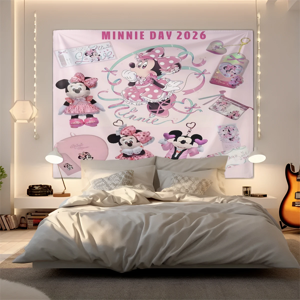 

Оформите свою улыбку в стиле Минни! Этот элегантный гобелен добавит классическому диснеевскому шарму и уютной теплоте вашему настенному декору.