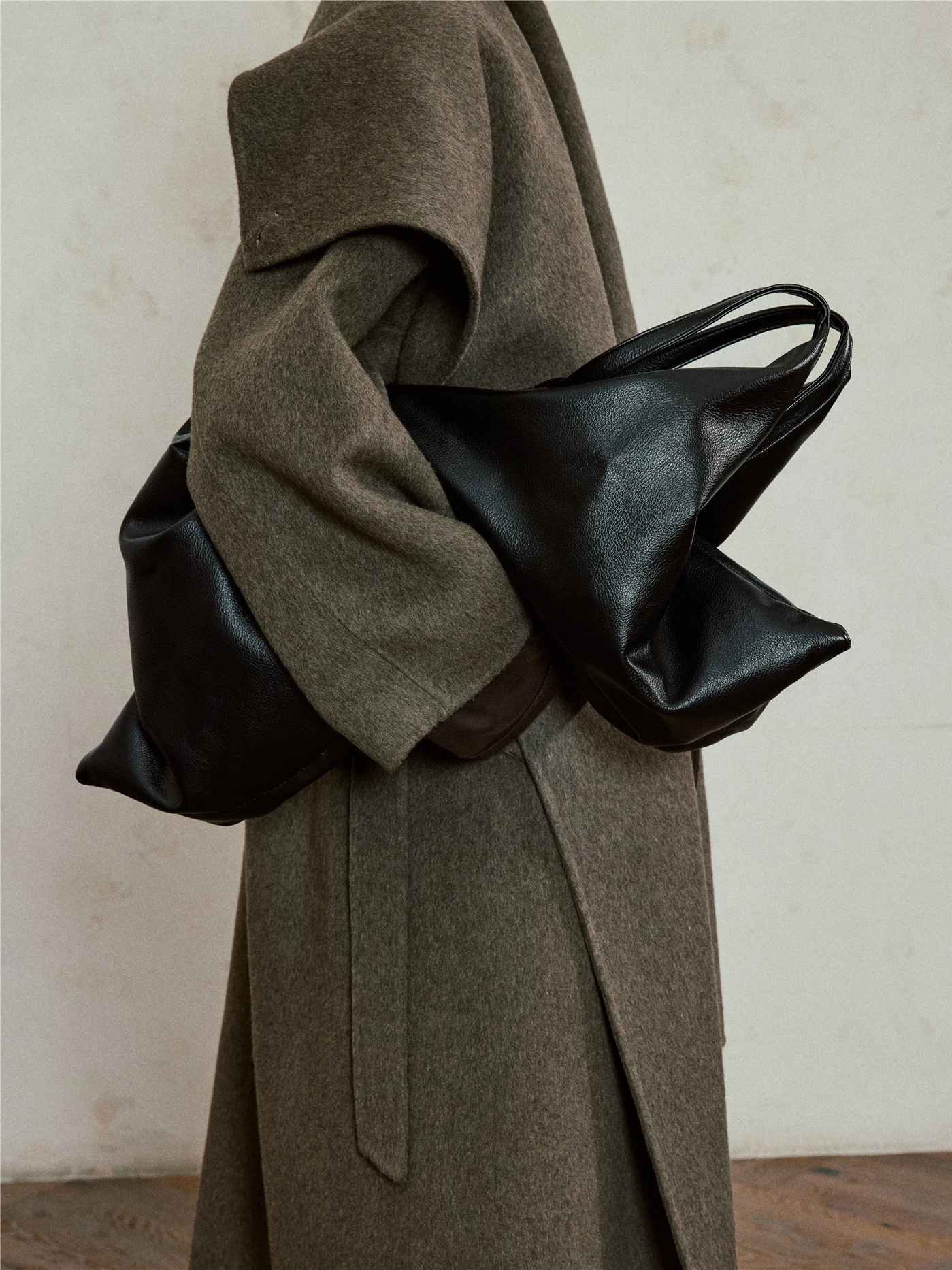 

Minimalist Unisex Large Tote Bag SUNYVONNE Lazy Style Single Shoulder Bag Versatile Fashionable Hardness Medium Zipper Closure