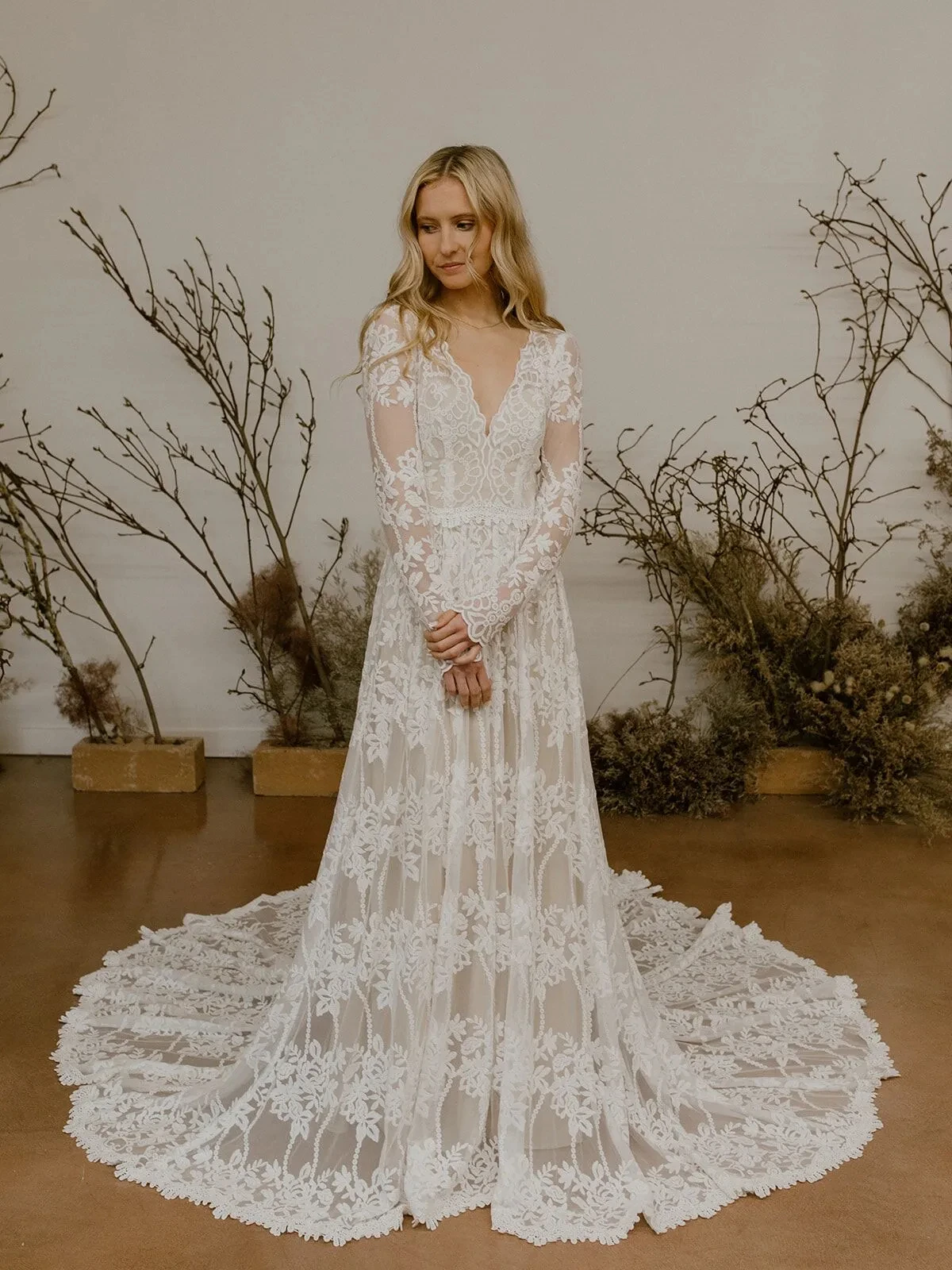 BABYONLINE Customized Guipure Lace Wedding Bohemia Gown V-nekc Lace Seeves  flowy skirt and Flowy Train Bohemian Bride Dress