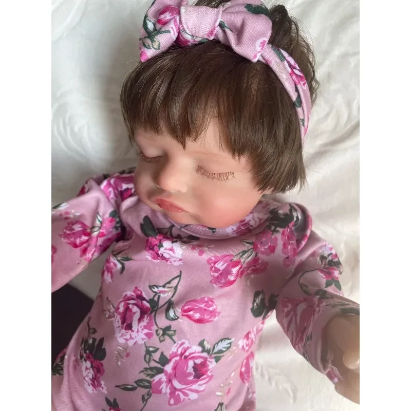 49 cm schattige herboren babymeisjespop Rosalie met bedrukte roze jumpsuit met lange mouwen