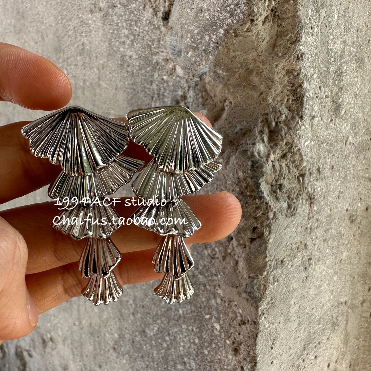 

French retro metal fan-shaped fringed stud earrings, niche temperament minimalist earrings