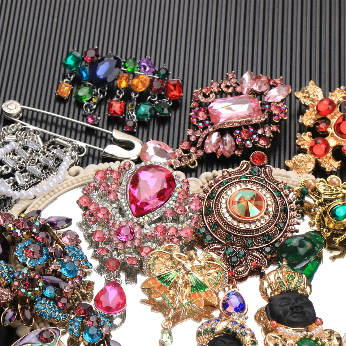 SKEDS Vintage Crystal Pendant Pins Brooches Luxury Designer Jewelry for Women  Fashion Pink Corsage Pin Grande Broche