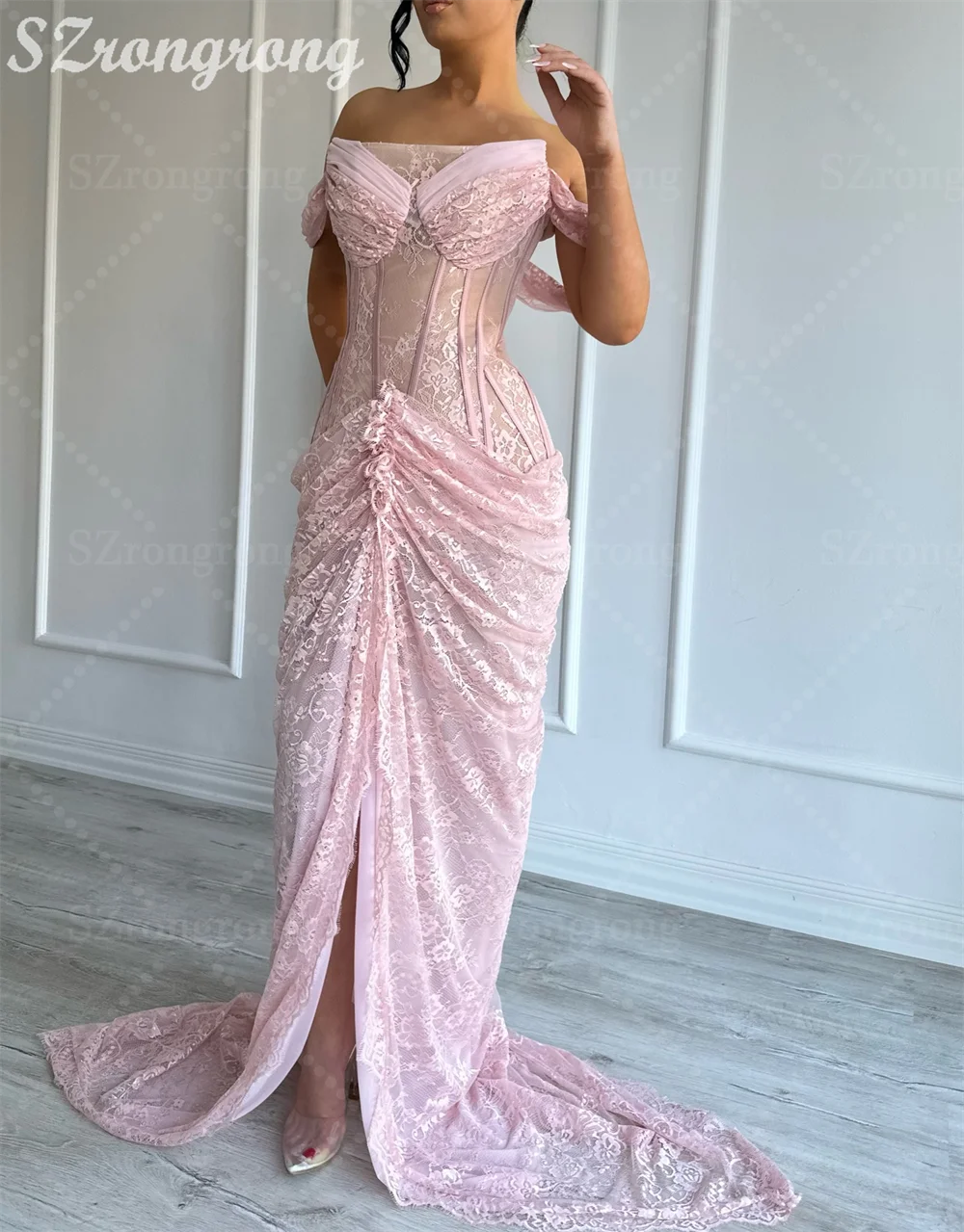 Op maat gemaakte sierlijke roze strapless geplooide kanten avondjurk schede split aan de voorkant backless Saoedi-Arabische jurk met trein