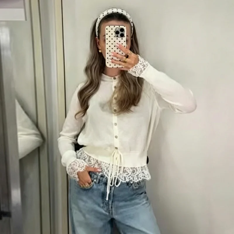 Image of Kurzer, leichter Strickcardigan mit Spitzenbesatz für Damen, mit Kordelzug in der Taille, Perlenknöpfen, süßes, lässiges Strickoberteil für Damen.