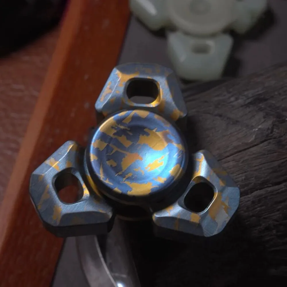 JX EDC Era ฟิดเจ็ตสปินเนอร์ ของเล่นเสริมสมาธิ ฟิดเจ็ตสปินเนอร์สามใบพัด ช่วยลดความวิตกกังวล ของเล่นแก้เครียด ไจโรสปินเนอร์สแตนเลส สำหรับผู้ใหญ่