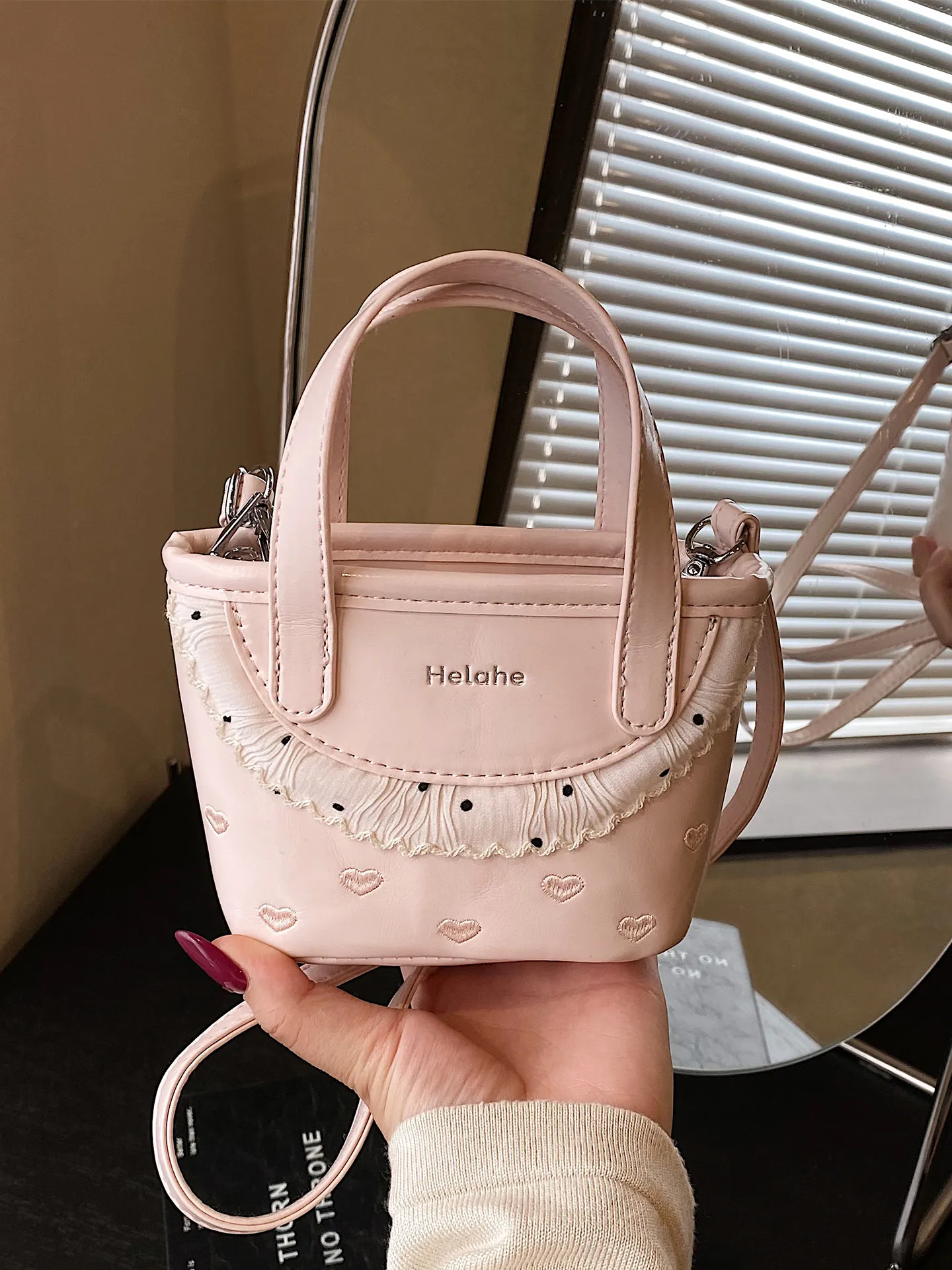 

Retro Classic Women's Crossbody Bag Fashionable Light Luxury Shoulder Bag Pleated Edge Embroidery Texture PU Leather Handbag