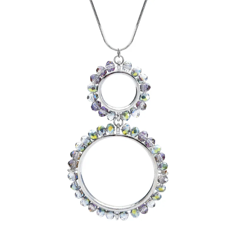 Una semplice nuova collana lunga a doppio anello, abbinata a una catena di maglioni di cristallo di diamanti nel cerchio della moda delle donne alla moda