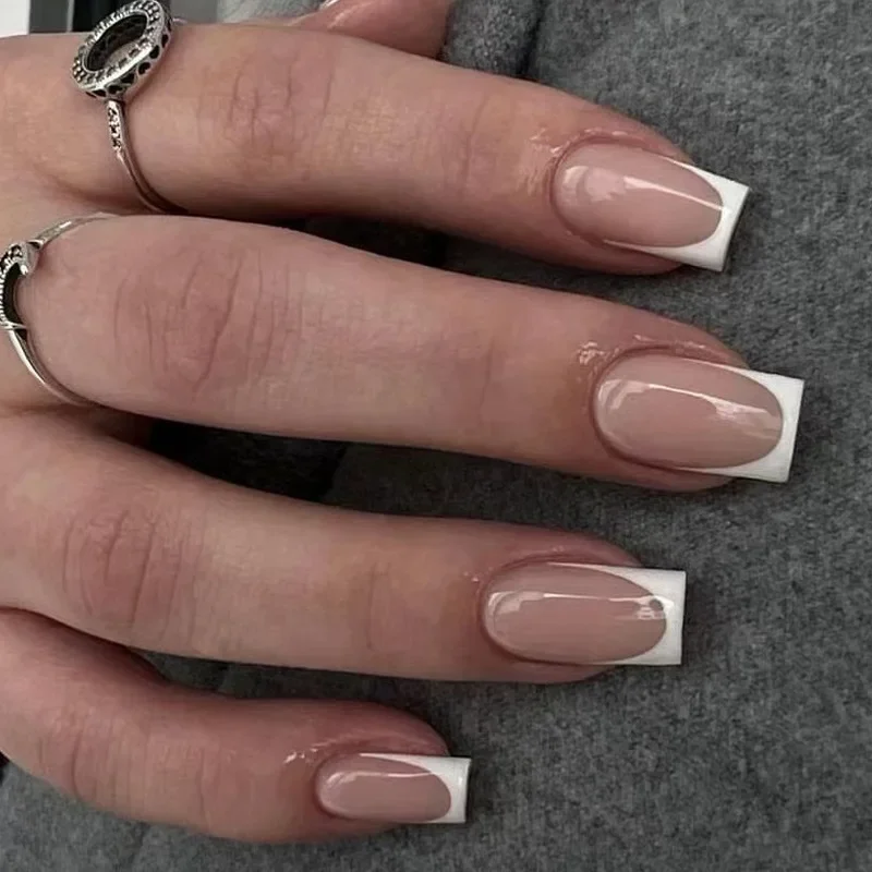 24Pcs White Edge French Fake Nails Średniej długości kwadratowe sztuczne paznokcie do noszenia Prosty zestaw paznokci Press on Full Cover Nail Tips