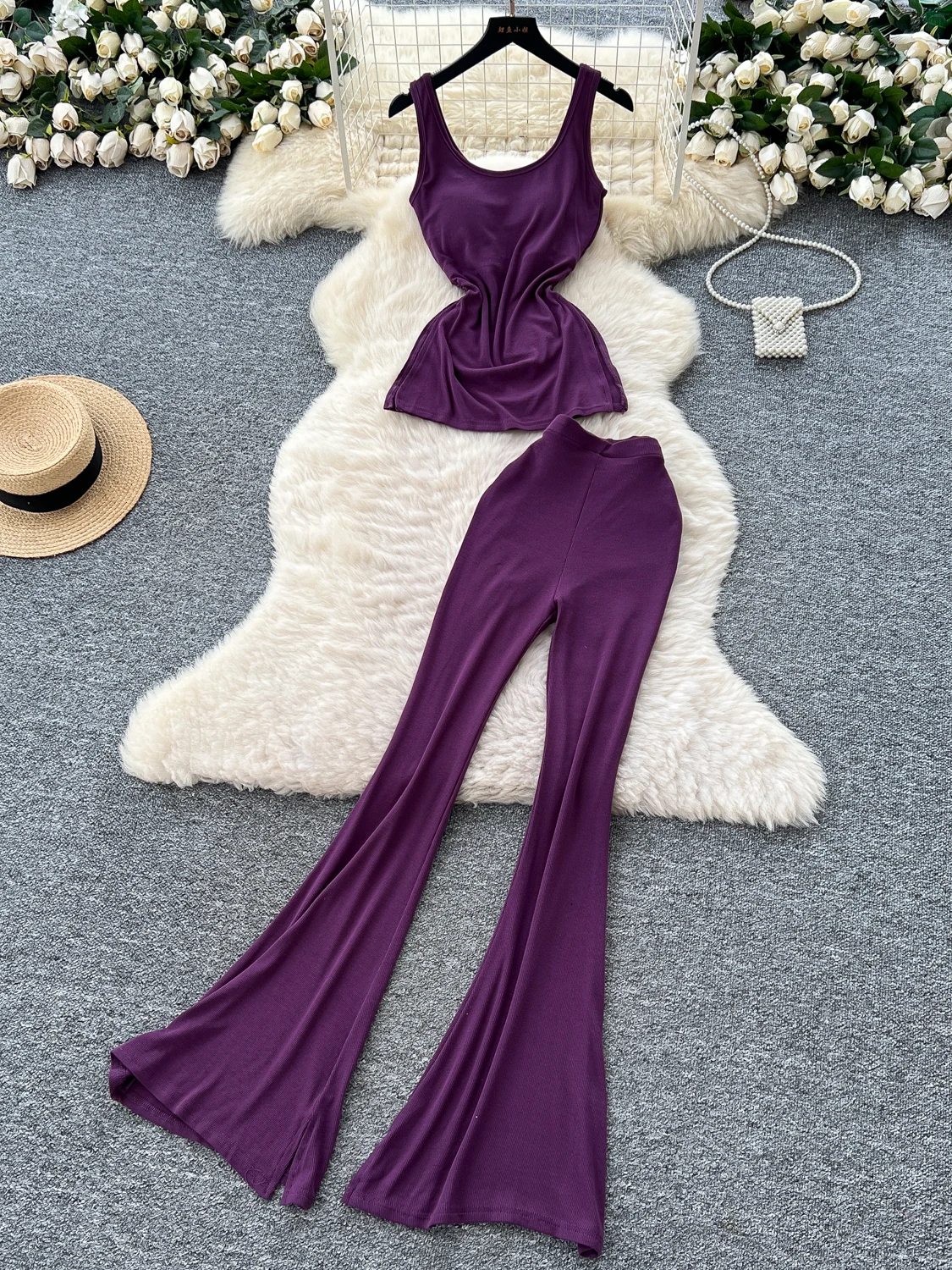 مجموعة صيفية نسائية عصرية ومريحة: توب كروب بفتحة جانبية وخصر مرتفع مع بنطلون واسع الأرجل - طقم من قطعتين