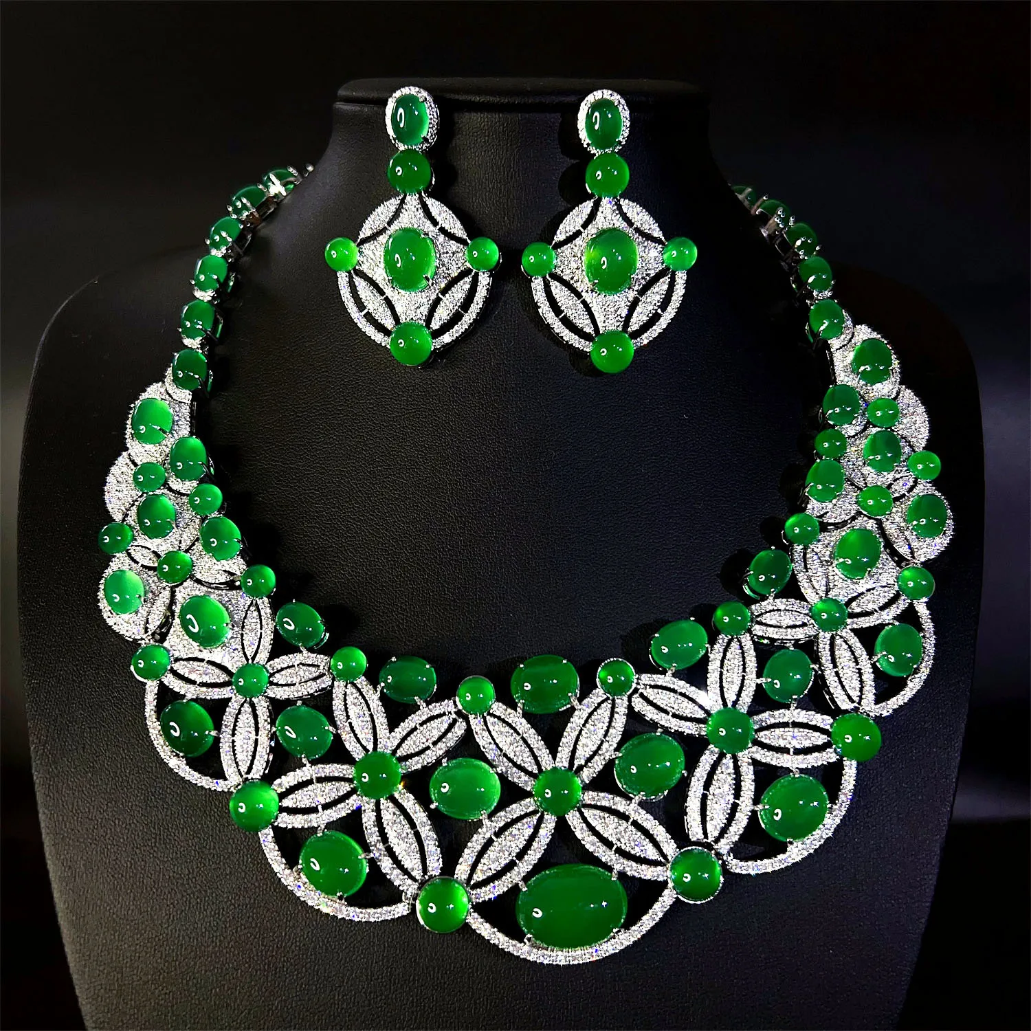 

Classic Retro Green Jade Radiance Banquet Accessory Set Elegant Sparkling Goddess Design Christian Elegant Alloy Necklace