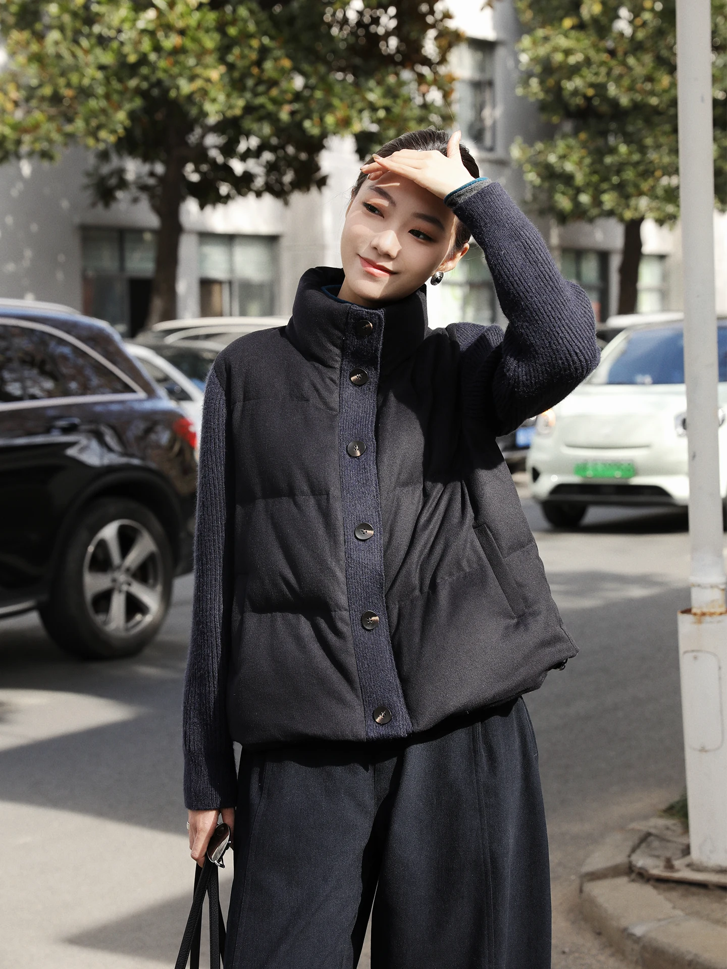 

Синяя дизайнерская куртка с воротником-стойкой, вязаными вставками и наполнителем из гусиного пуха, женская, свободного кроя, короткая, зимняя, новинка, повседневная, модная