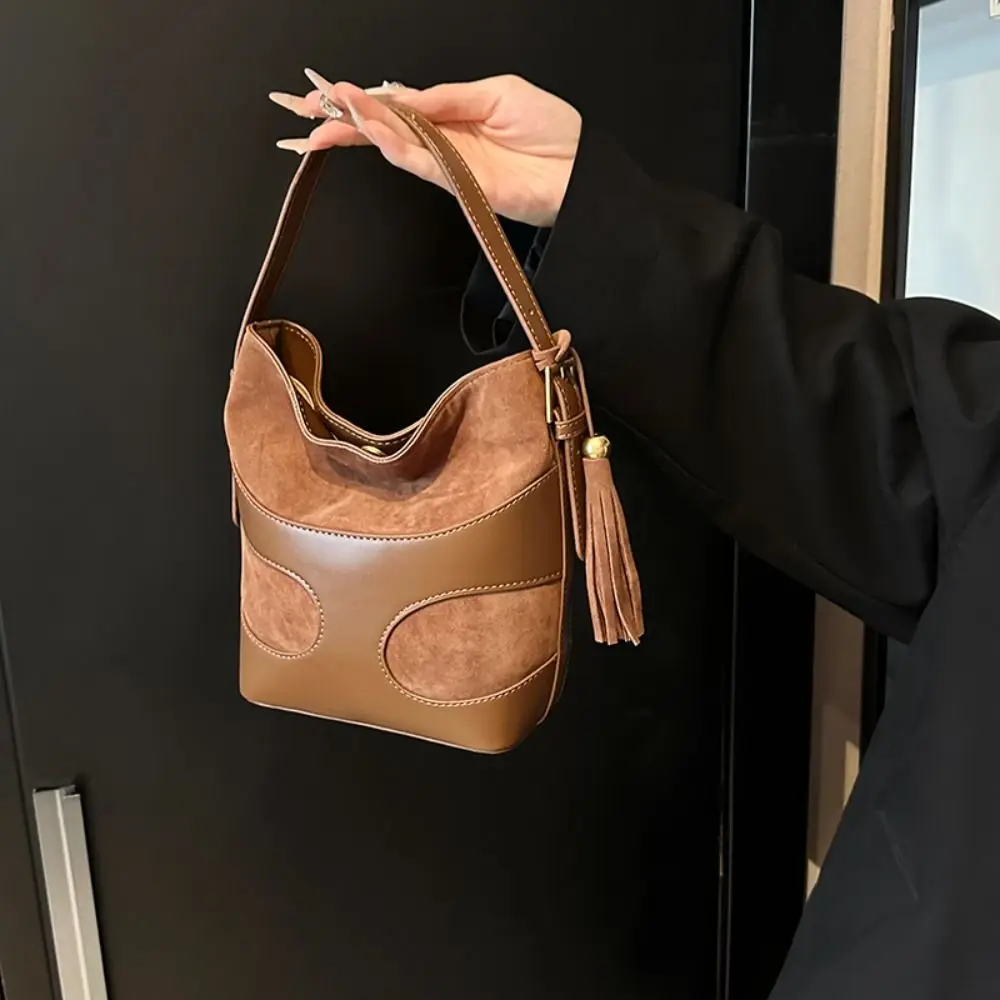 

Trendy Tassels Pendant Faux Suede Bucket Bag Handbag Large Capacity Slouchy Hobo Bags Shoulder Bag Solid Color Tote Bag Holiday