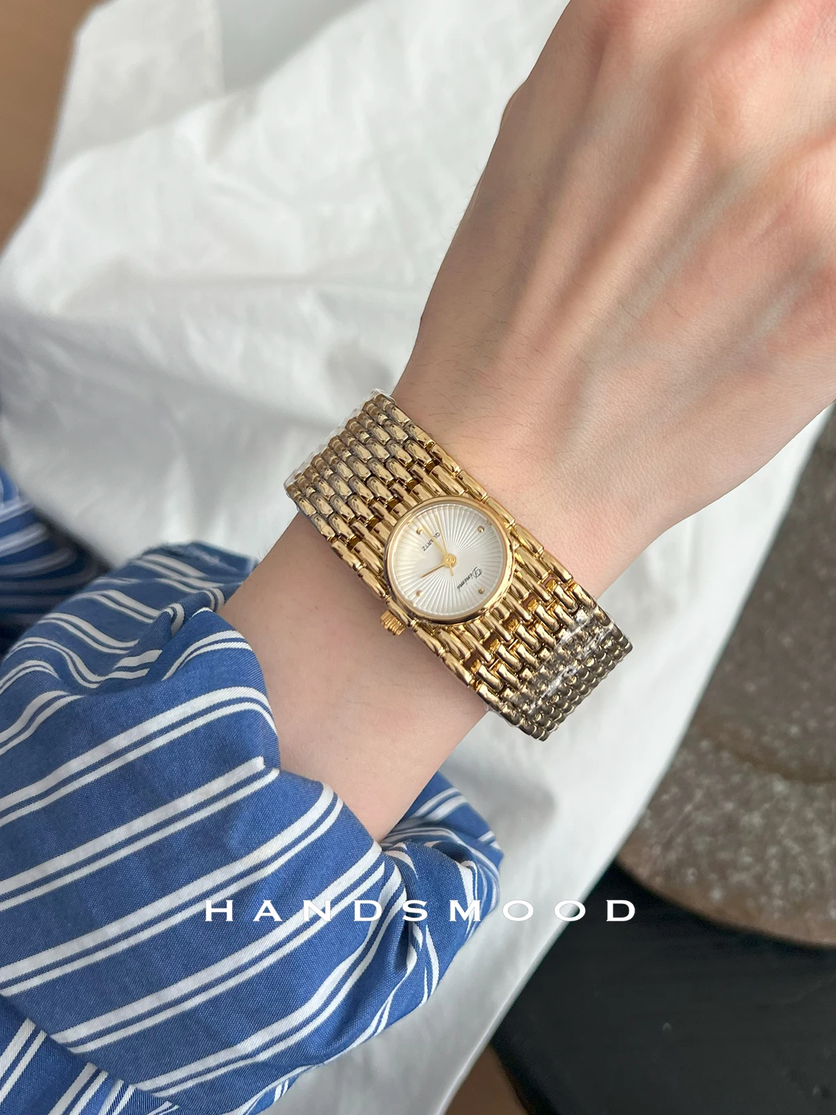 Elegant Women'S Watch, Stylish And Sophisticated, With A Wide Strap, A Gold Finish, Perfect For A Touch Of Understated Luxury.