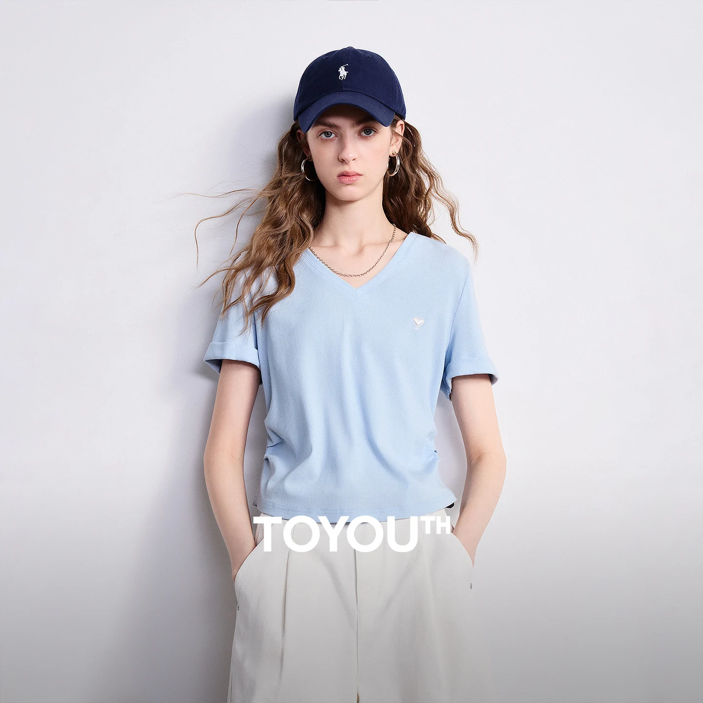 

Женская футболка TOYOUTH 2026: Новинка лета, укороченная, приталенная, с V-образным вырезом, плиссированная, с дизайнерским акцентом