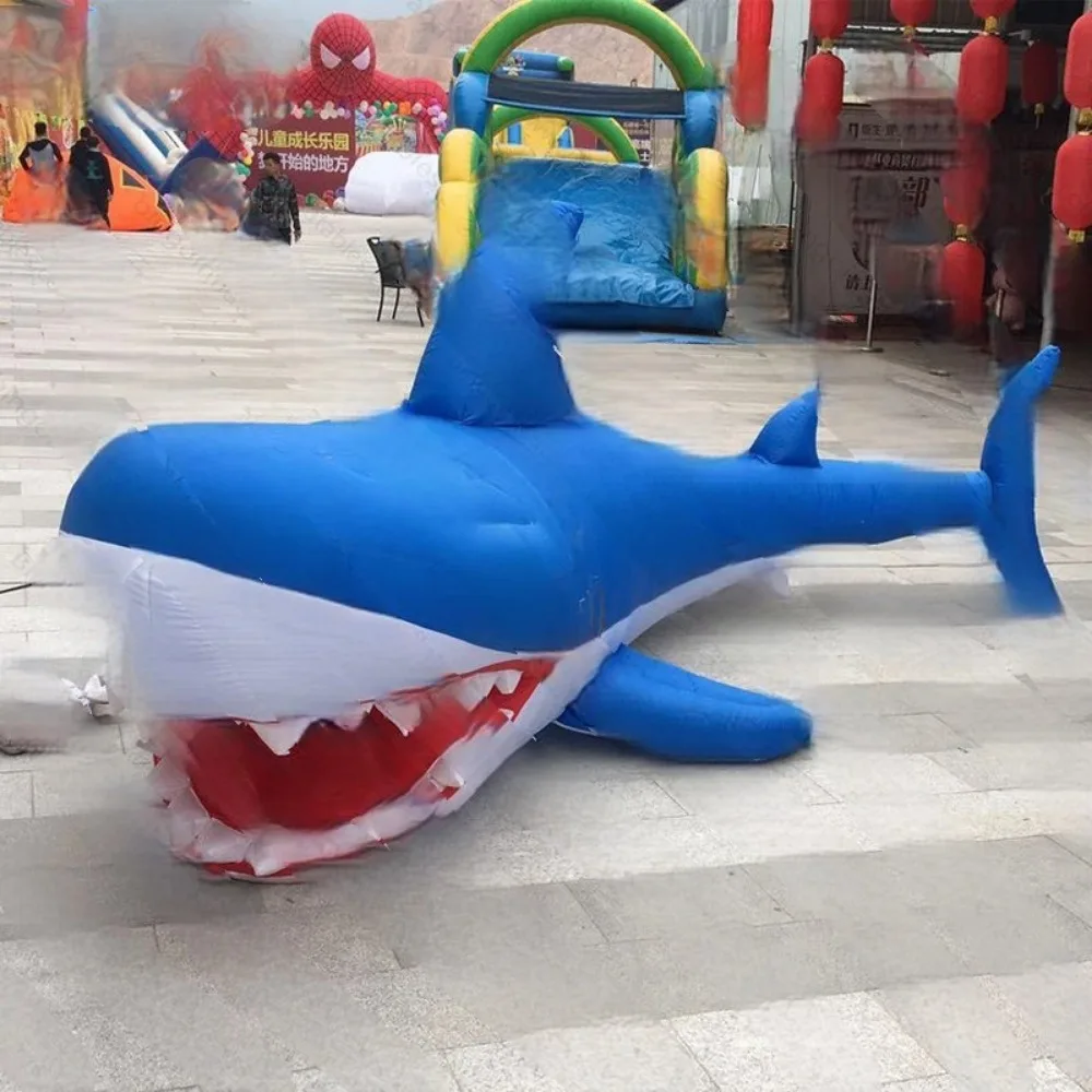 Riesiger blauer aufblasbarer Hai mit scharfen Zähnen, aufblasbares Walmodell für das Meeresumweltschutzdhema
