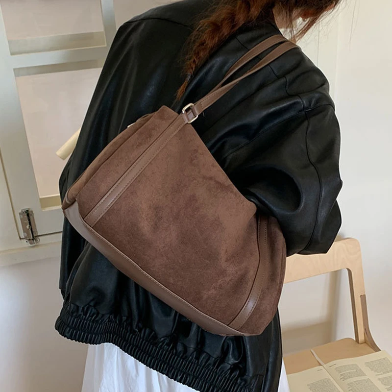 Damen-Handtaschen mit großer Kapazität, lässige Retro-Umhängetaschen aus Wildleder mit Reißverschluss, einfarbige Schultertaschen für den Alltag. – Detail 9