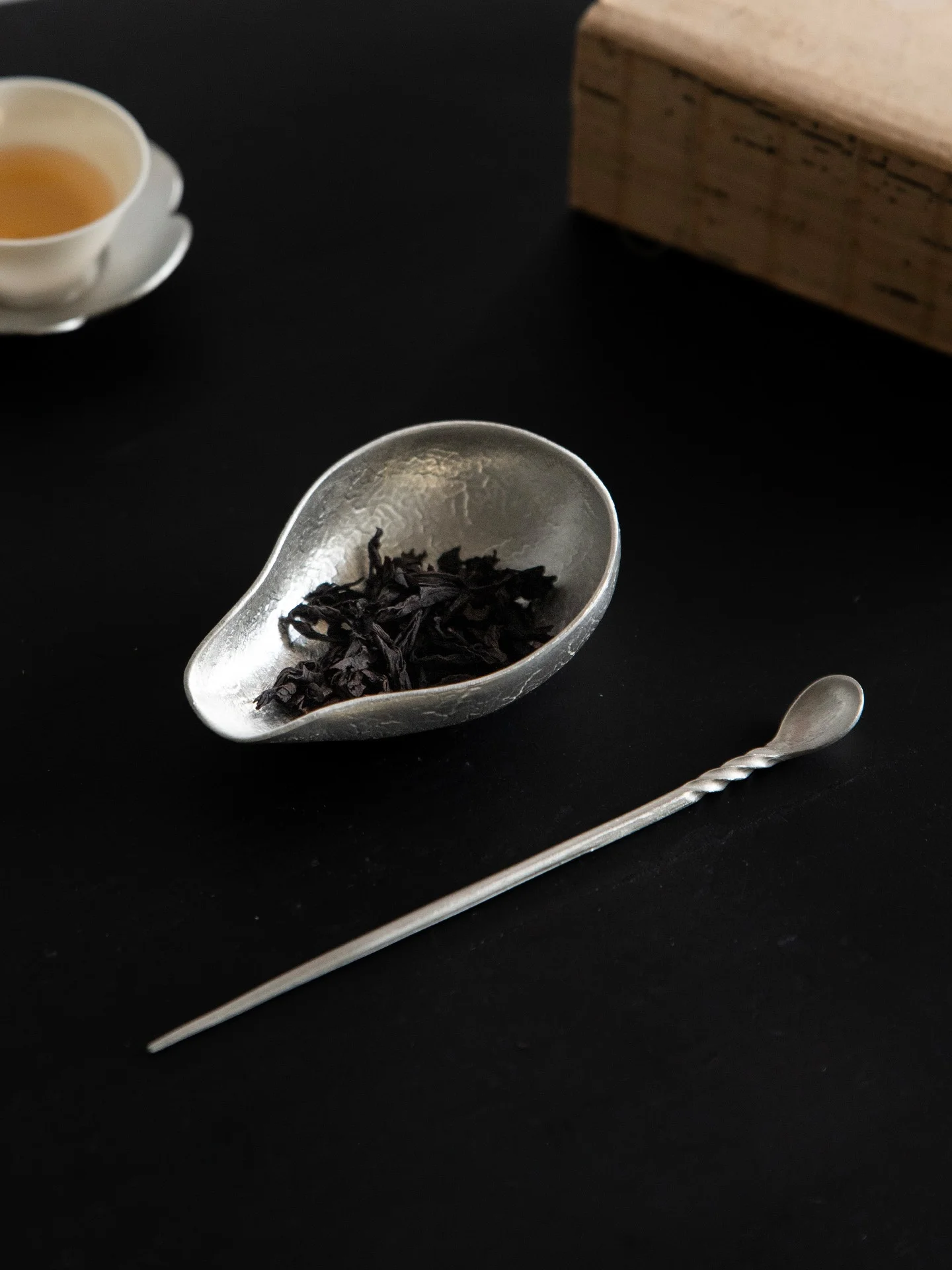 

Handmade Chinese Sle Tin Tea Dripper Water Drop Tea Brewing Set Lotus Petal Tea Spoon Tea Needle Two Piece Set Tea Ceremony