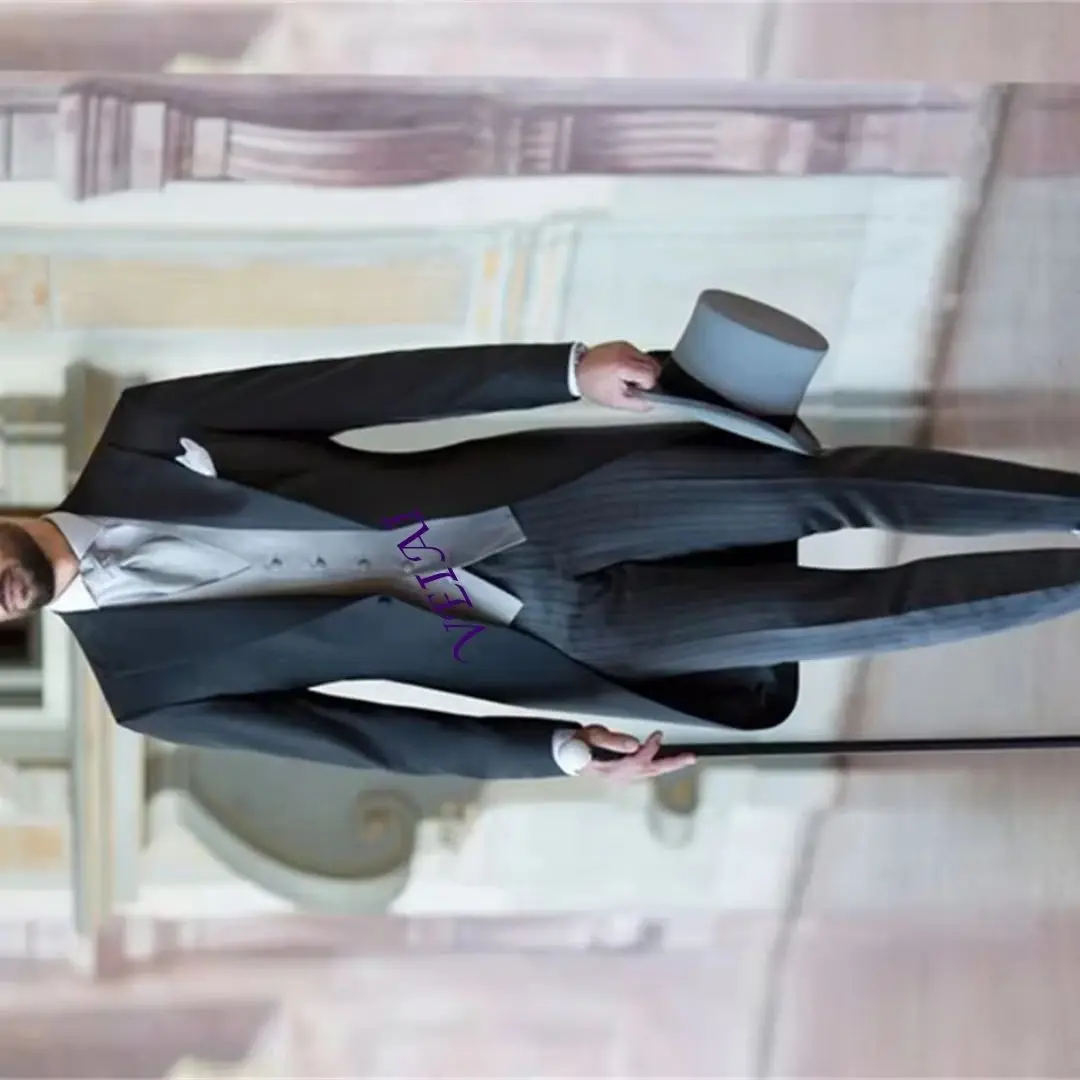 

Мужской индивидуальный костюм-тройка: пиджак с шалевым воротником на одной пуговице, приталенный жилет и брюки для торжественных мероприятий