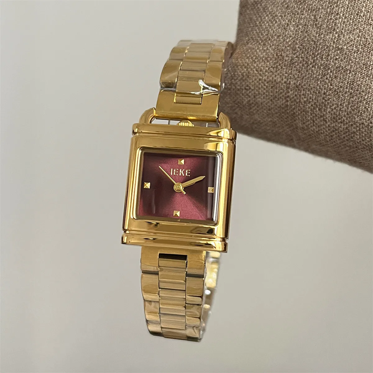 NewStylishWomen'SWatchWith A Unique DesignA Vintage-StyleWomen'S Watch With A Creative Gold Finish And A Luxurious High-End Feel