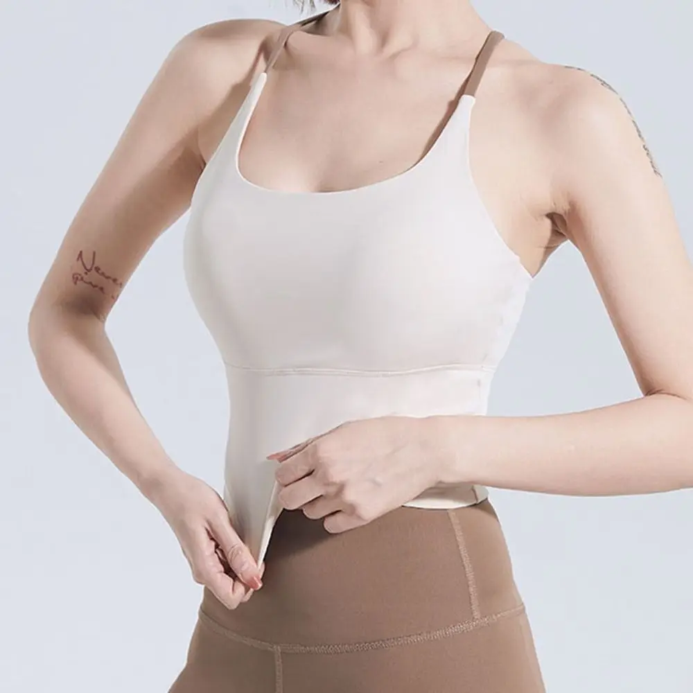 سترة رياضية عارية بلون سادة عالية المرونة متقاطعة من الخلف حمالة صدر رياضية للياقة البدنية قماش ناعم مع وسادات للصدر ملابس داخلية للياقة البدنية