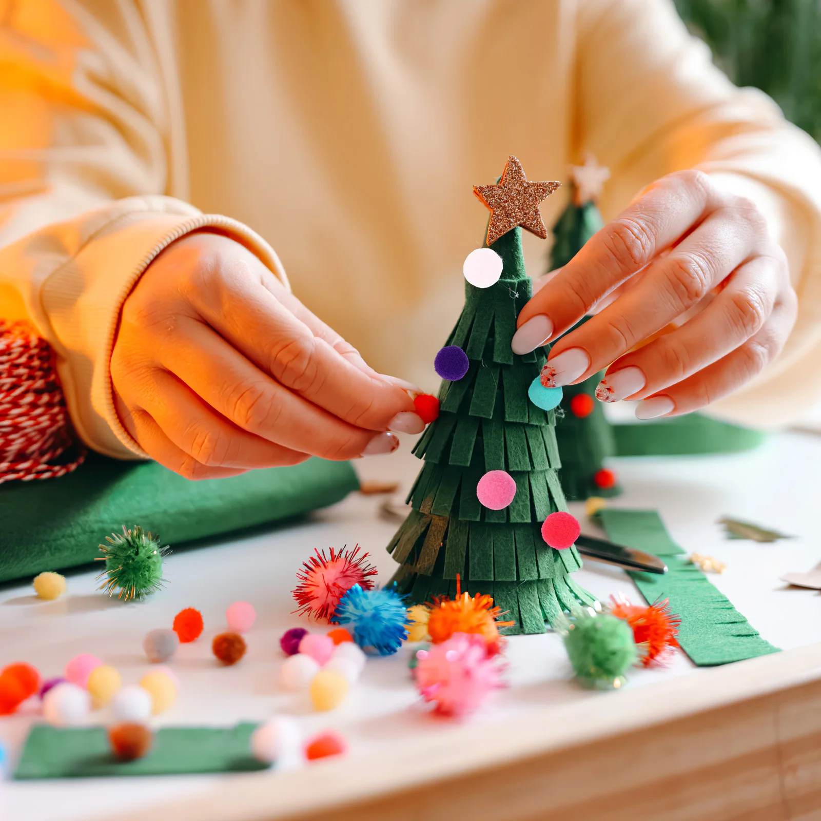 

1000Pcs Mixed Color Pom Poms Craft Kit for Children Creative Projects Decorative Elements for Hats Clothes Bags Wreaths Crafts