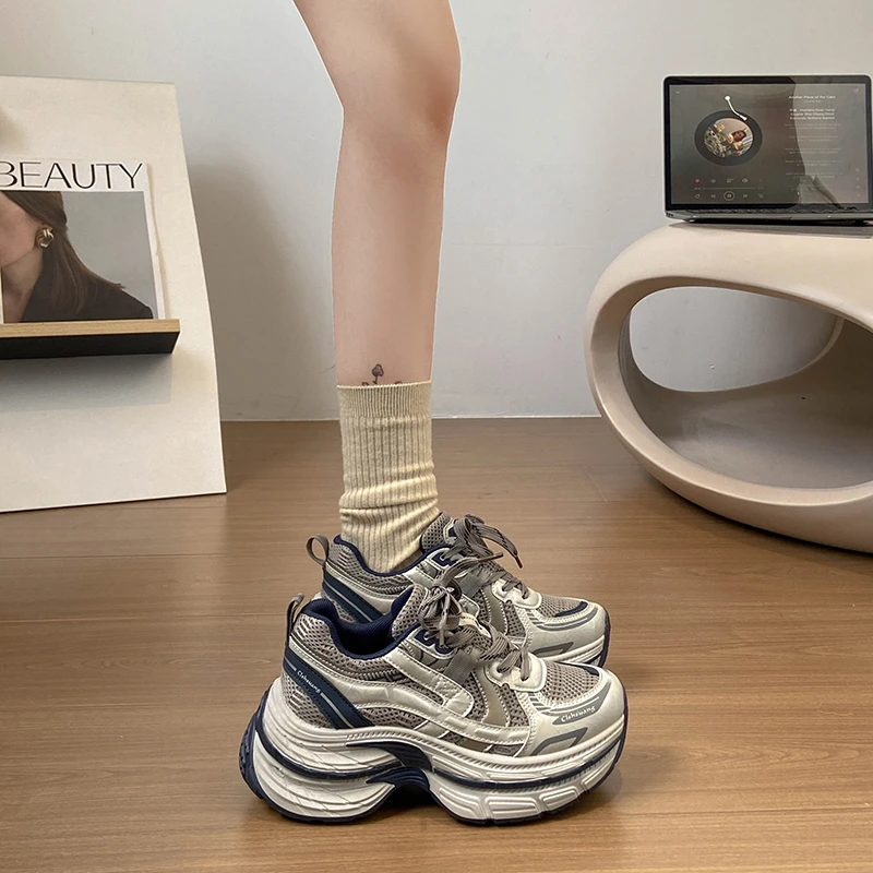 

2026, новый стиль, женская спортивная обувь для папы, универсальная уличная повседневная походная обувь с толстой подошвой и дышащей сеткой, женские кроссовки