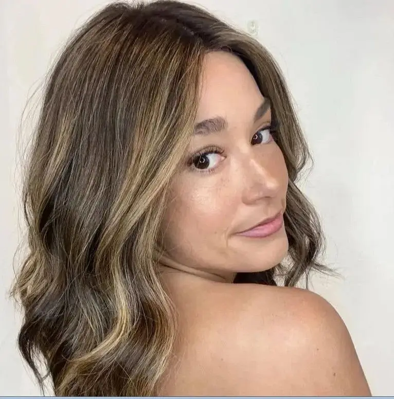 Perucas de luxo luz castanha marrom perucas dianteiras do laço sintético para as mulheres destaque onda do corpo peruca feminina ombro fibra morena