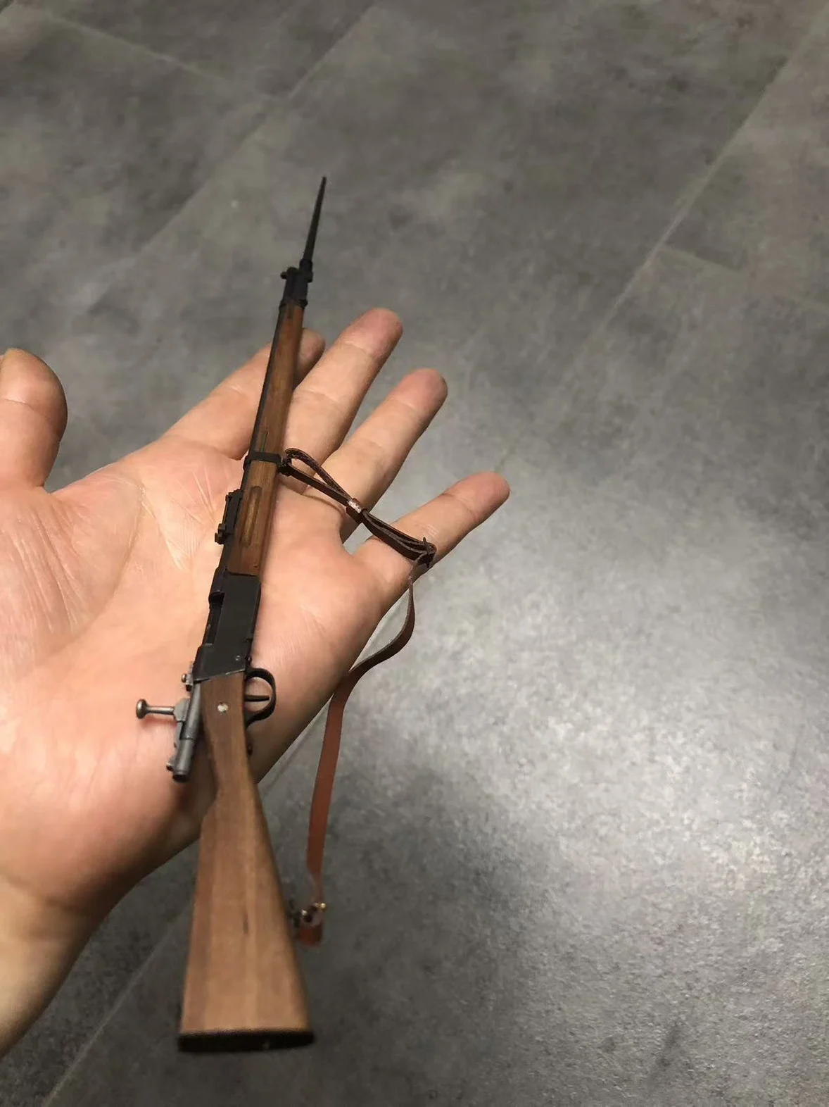 1/6 مقياس اليدوية الحرب العالمية الثانية الفرنسية ليبل 1886 بندقية المعادن والخشب لعبة بندقية تفكيك بندقية نموذج للرجال الأولاد جمع