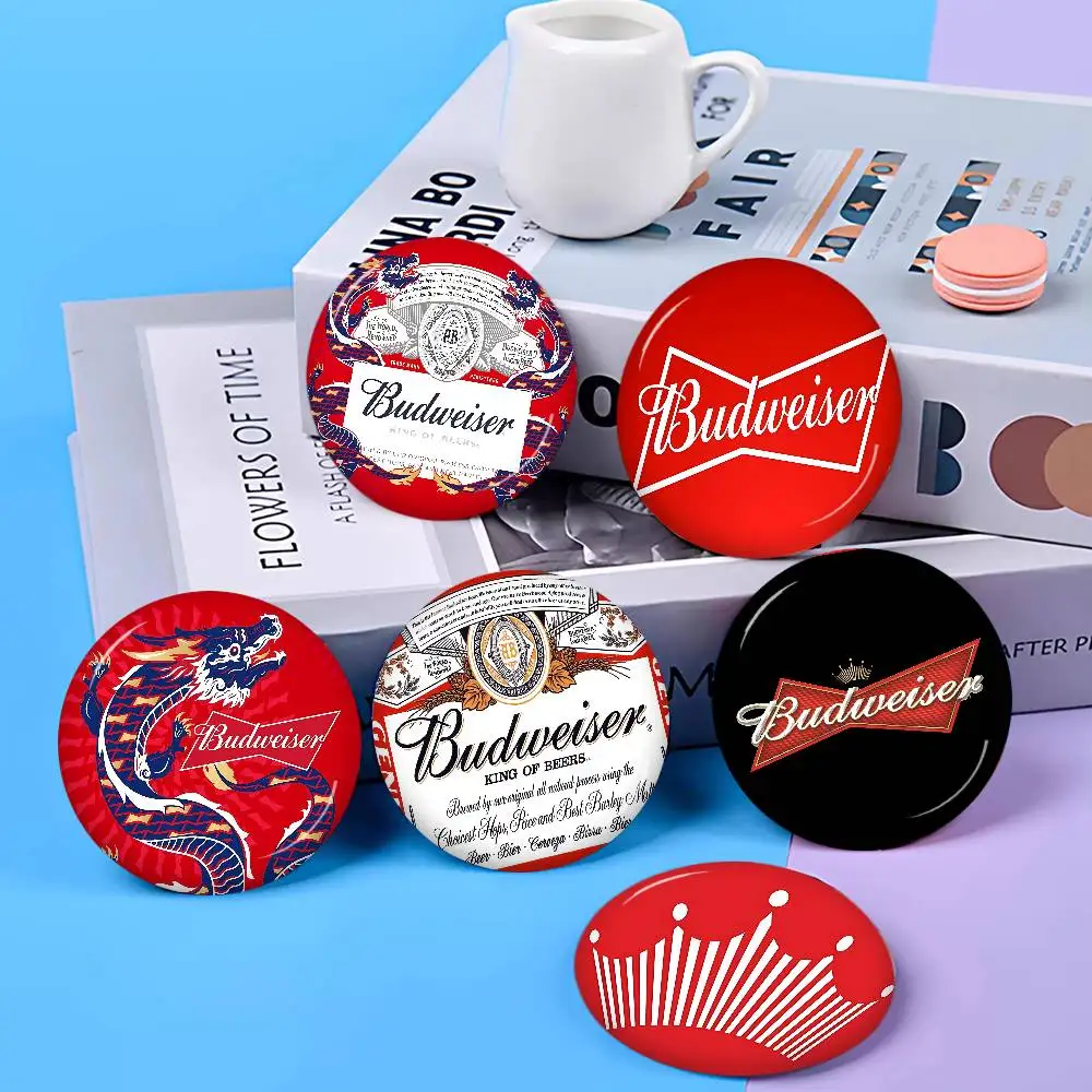 B-BudweiserS Anime Button Pin Handgemachte Brosche für Kleidung Cartoon-Abzeichen Rucksack-Dekoration Schmuck-Accessoires