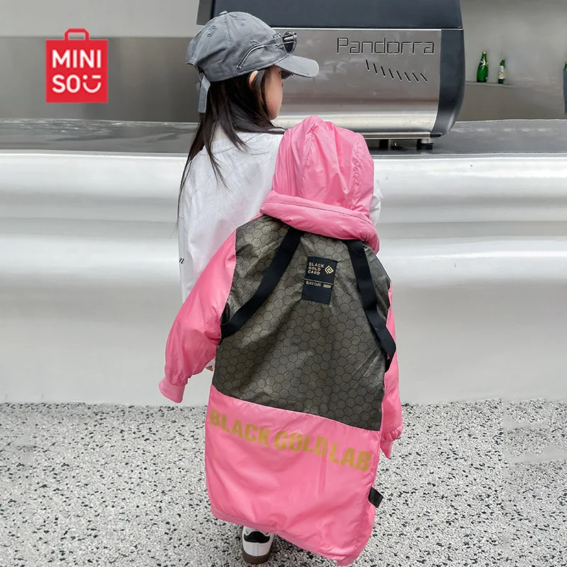 سترات MINISO للخريف والشتاء للأولاد والبنات 25 سترات طويلة جديدة للأطفال في منتصف وكبار السن باللونين الأسود والذهبي