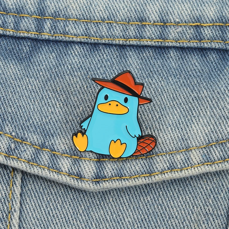 Cowboy-Schnabeltier-Emaille-Anstecknadeln, Cartoon-blaue Ente, Broschen, Anstecknadeln, lustige TV-Serie, Tierschmuck, Geschenk für Kinder und Freunde