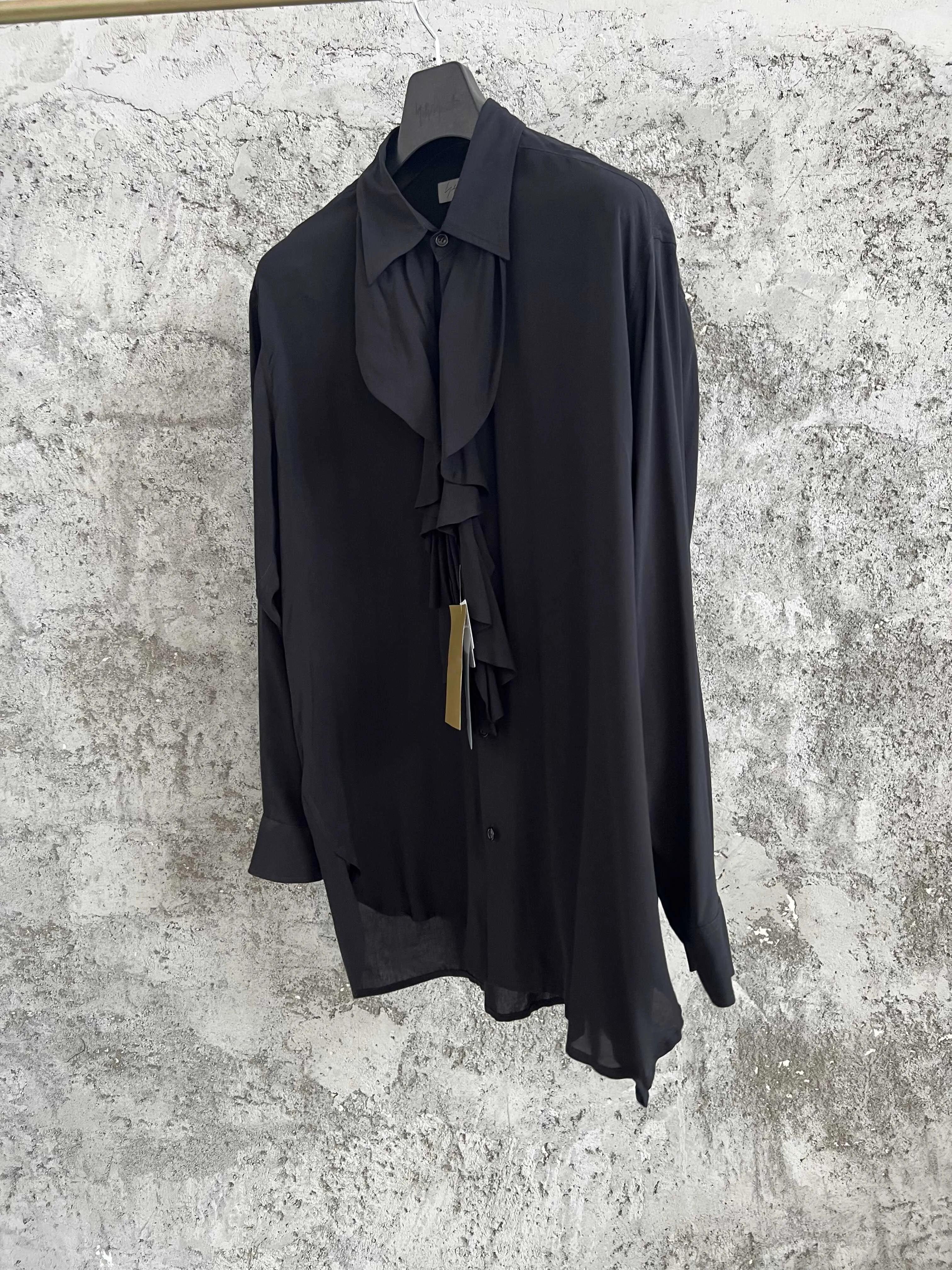 تتميز خط العنق الراقية بياقة على شكل فيونكة قابلة للفصل مع حزام ملفوف