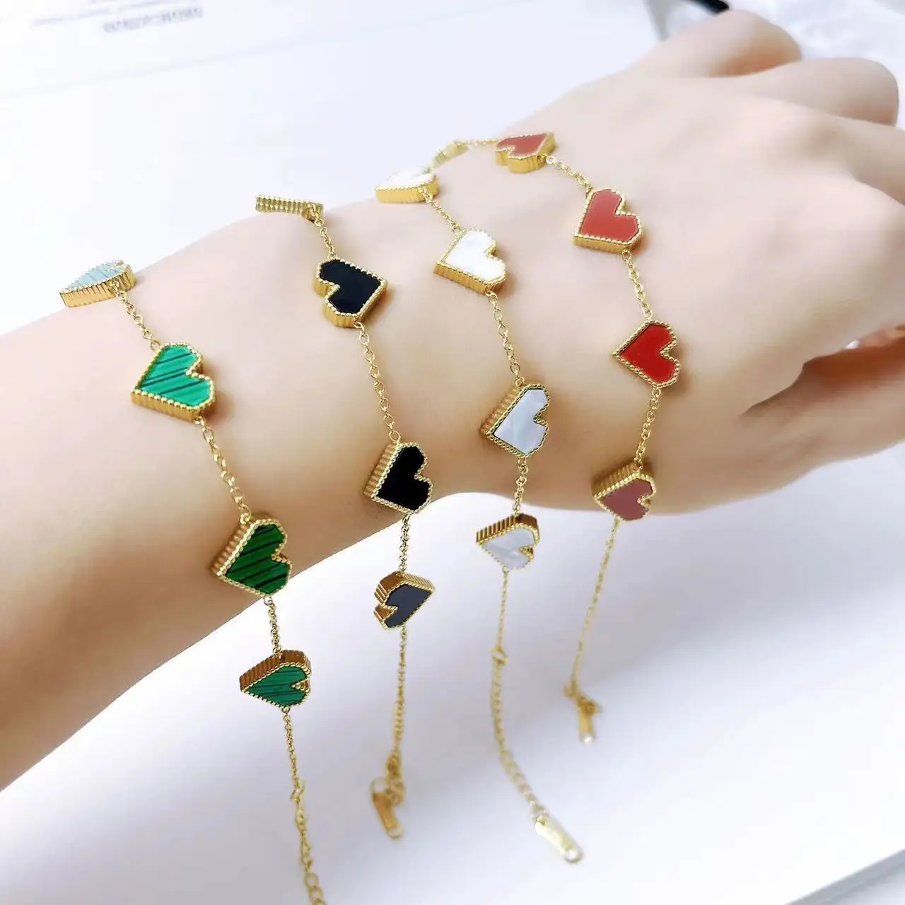 

Легкие модные аксессуары в форме сердца во французском стиле, универсальны, высококачественны и не выцветают.