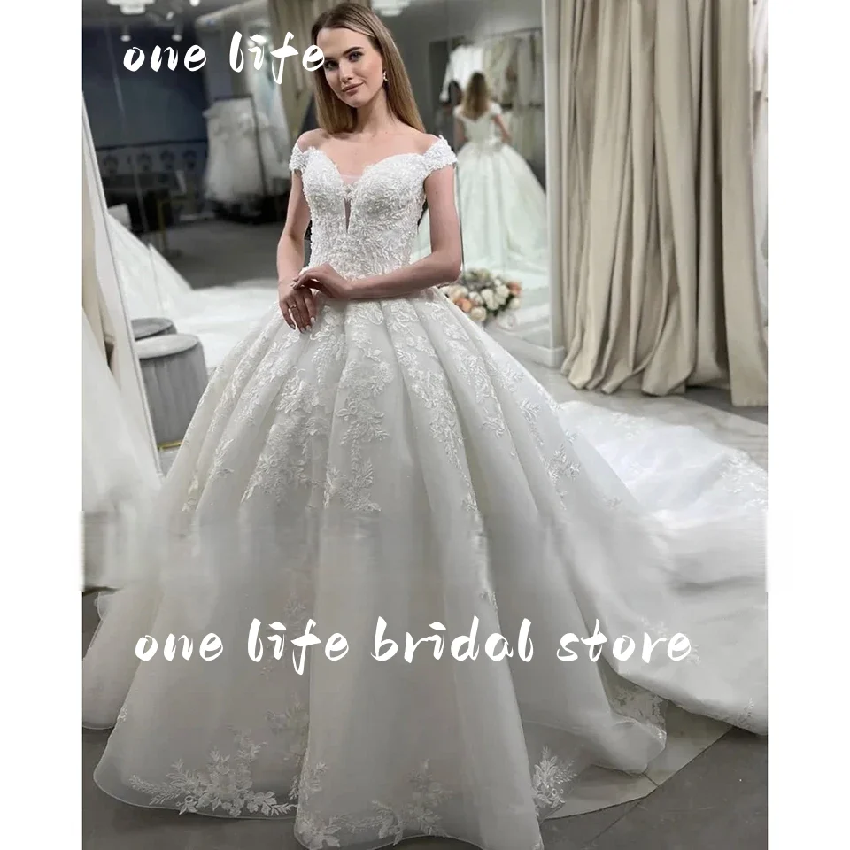 

Customized V-Neck Lace Appliques Off The Shoulder Sleeveless Wedding Dress Ball Gown Floor Length Sweep Train Bridal Gown