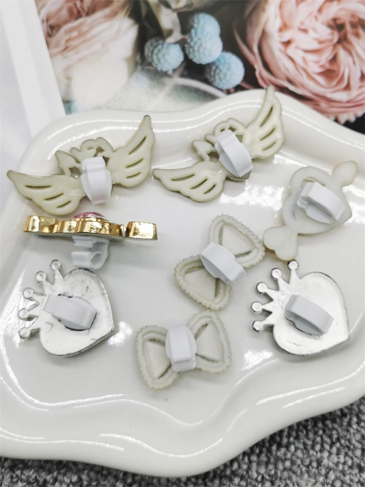 2 Stück Herz-Pfeil Schnürsenkel-Anhänger ABS Strass-Schnallen-Dekorationen DIY Bling Flügel Schnürsenkel-Clips Zubehör Passend für Damen-Sneaker – Detail 4