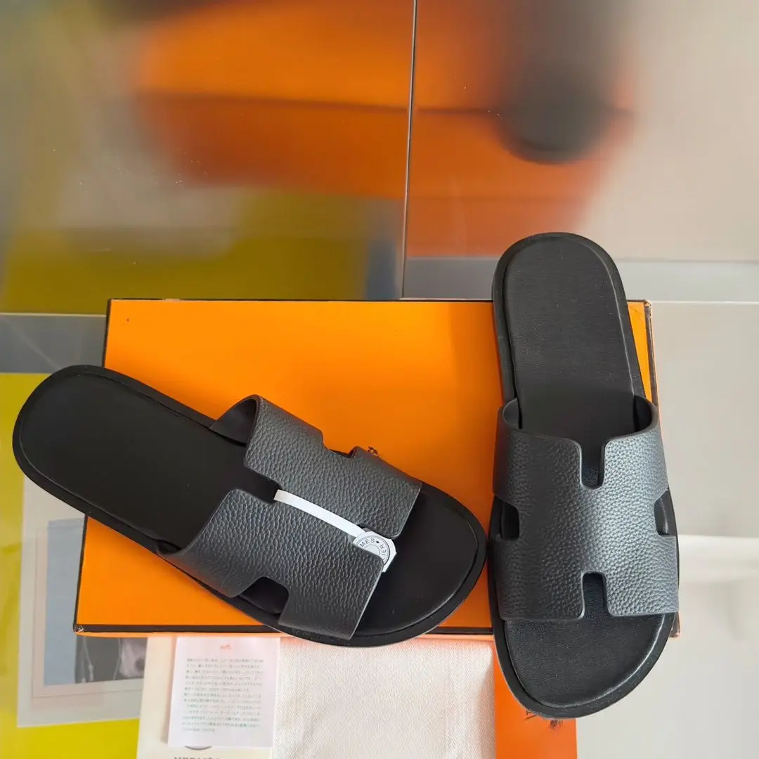 Sandalias opulentas de cuero granulado: correas distintivas con patrón en H, reposapiés suave con almohada: un estilo de alta gama sin esfuerzo se encuentra con un diario incomparable