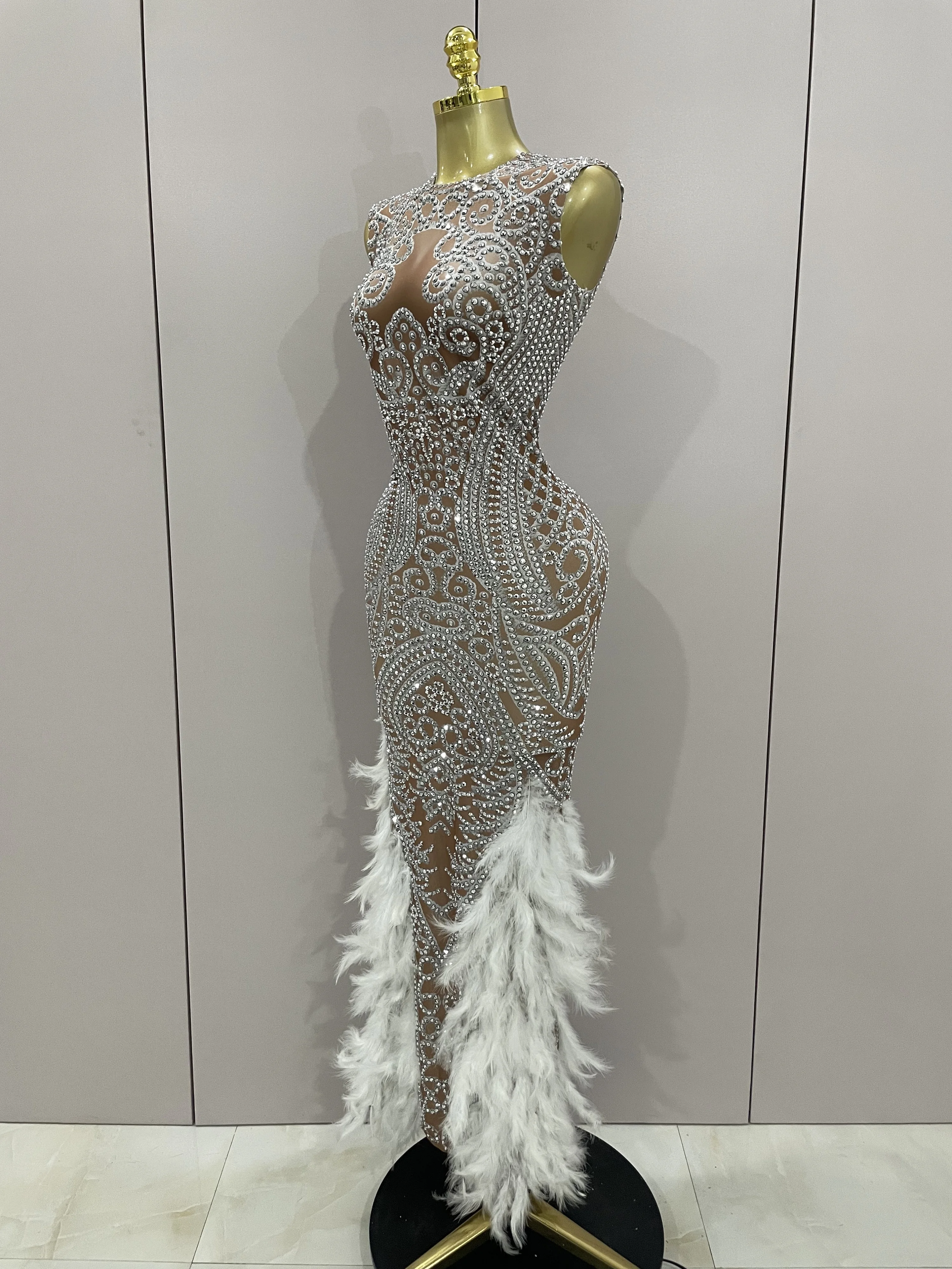 

Women Sparkly Rhinestone Feathers Sleeveless O Neck Bodycon Long Dress Wedding Guest Gowns Luxury Birthday Evening Party Dress