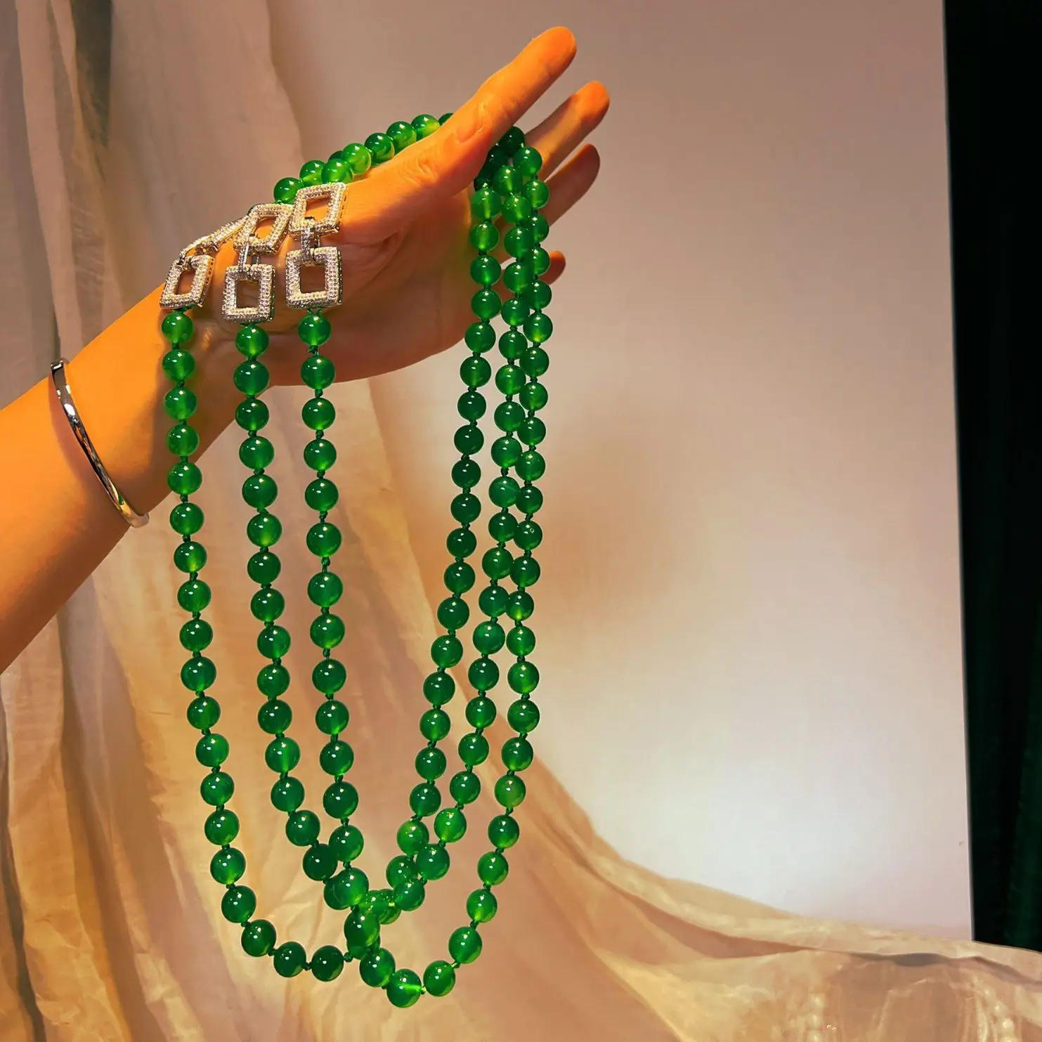 

Natural lighting glass species chalcedony necklace women's light luxury new temperament jade agate bead chain comparable to nich