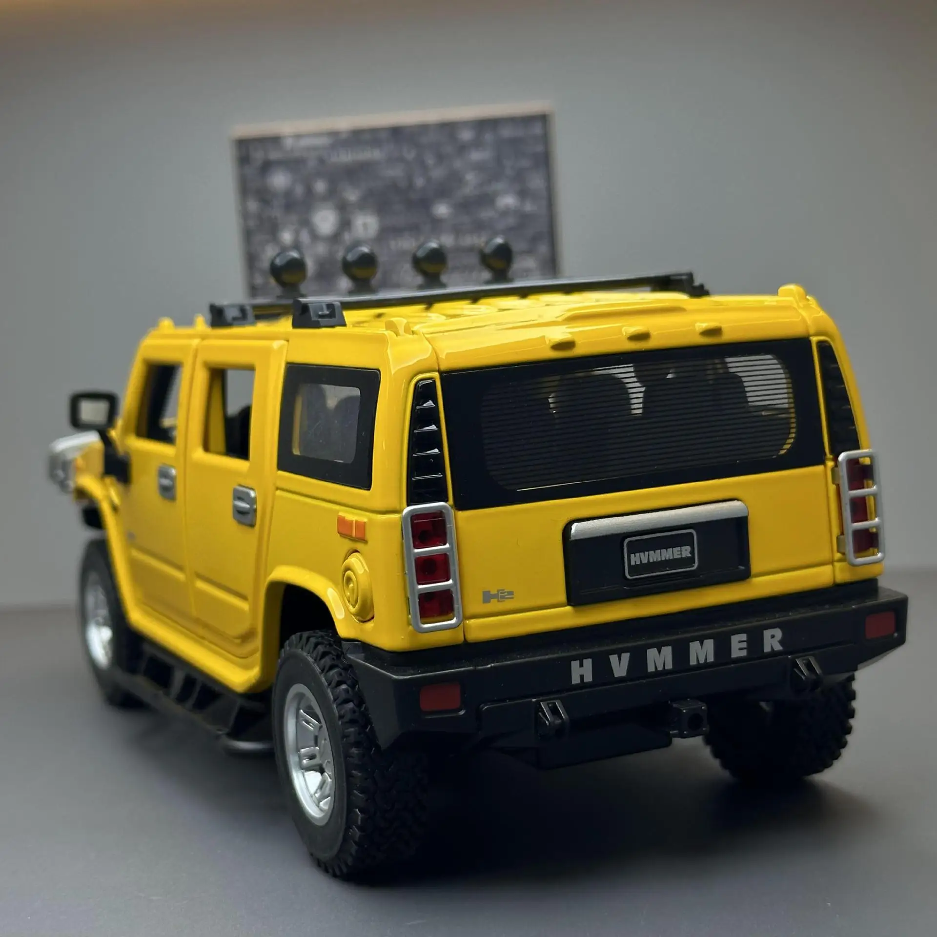 1:24 Hummer H2 Alloy Car Model Diecasts Toy Vehicles with Light and Sound Pull Back Off-road Vehicles for Child Collection Toys