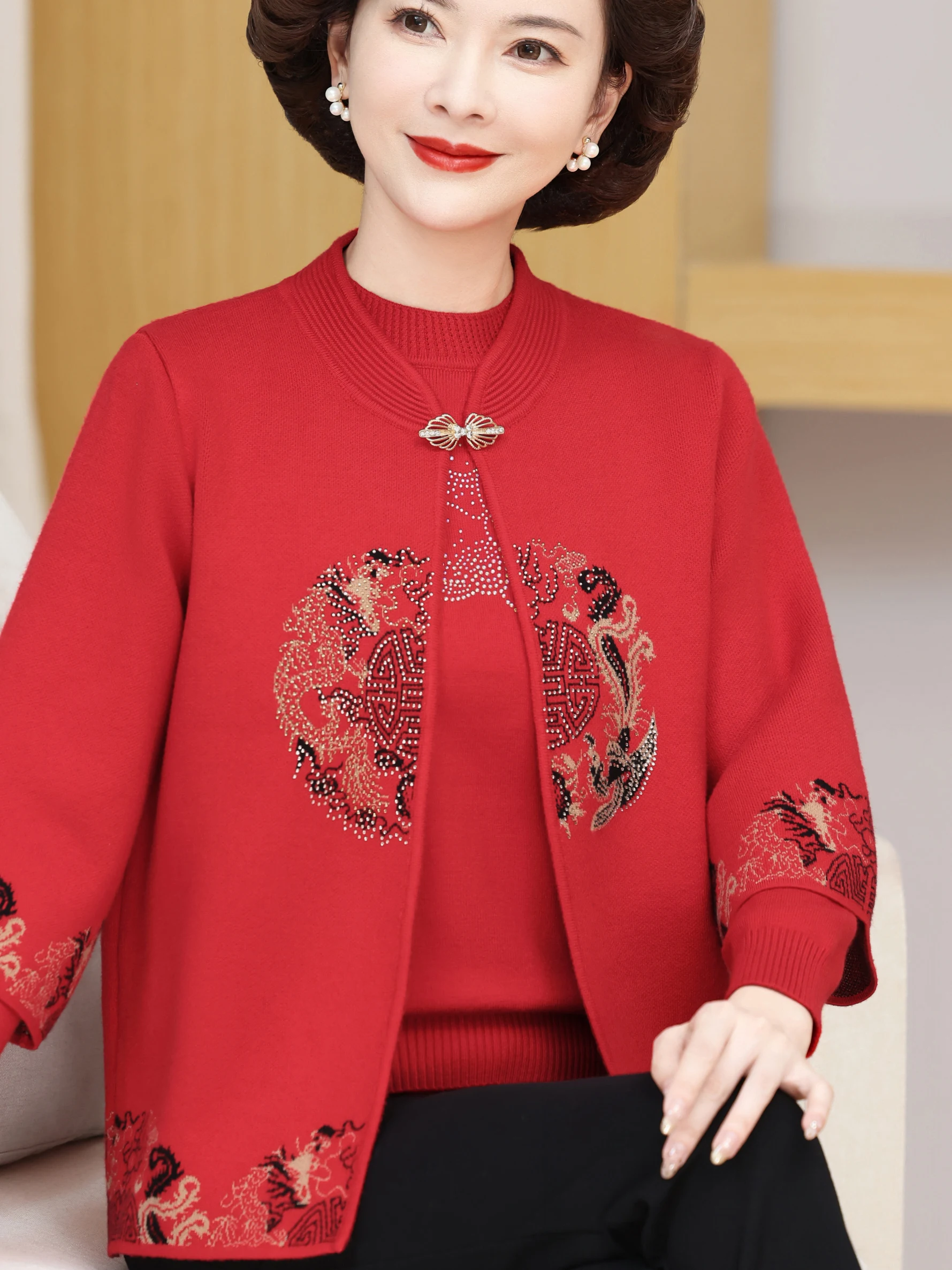 

Красный открытый кардиган с вышивкой, модный женский трикотаж среднего возраста и ли, дышащий размер-стойка, свободный крой на пуговицах