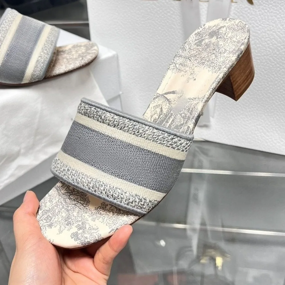 

2026 Early Spring New Women's Luxury Embroidered Chunky Heels Slides Genuine Sheepskin Leather Sandals Elegant Single Strap Outdoor Slippers All-Matching Old Money Aesthetic Shoes Orthopedic Comfort Insole for Women Girls Party Wedding Guest