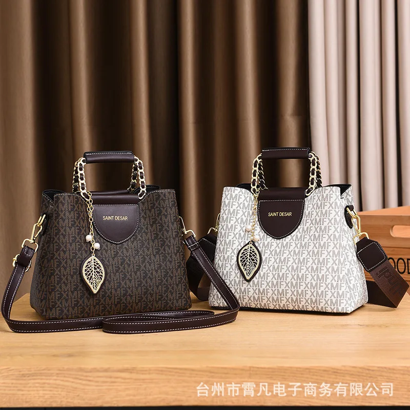

Elegant Parisian Style Crossbody Bag - Minimalist Leather Handbag With Trendy Letter Logo And Adjustable Chain Strap