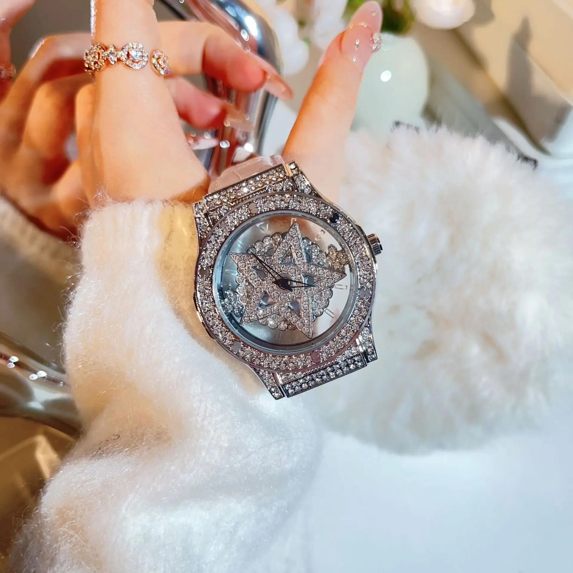 ساعة كوارتز نسائية مستوحاة مرصعة بالألماس المتلألئ، ساعة نسائية أنيقة بحزام جلدي أبيض