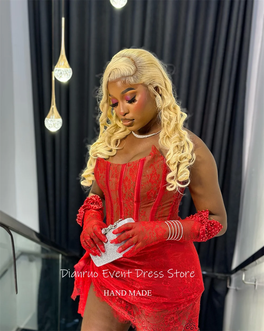 Dianruo فساتين لحضور الحفلات الموسيقية باللون الأحمر غير المتماثلة من الدانتيل الصغير فيستدوس دي فييستا أنيقة 2025 مزينة بطيات فساتين لحفلات الكوكتيل حسب الطلب