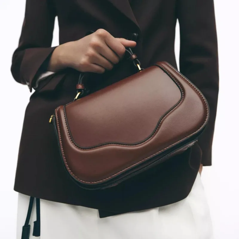 

Elegant women's new handbag-style saddle bag, suitable for commuting, outings and casual use, with a crossbody strap.