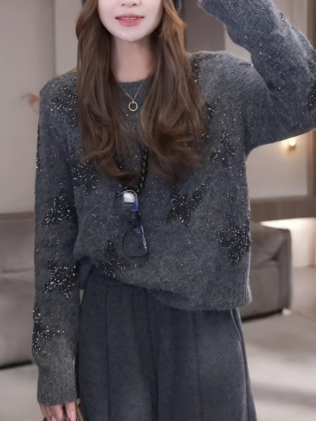 

Faionable Heavyweight Knitwear round Ne Long Sve Women's Top in Deep ey with Print Early Autumn Design