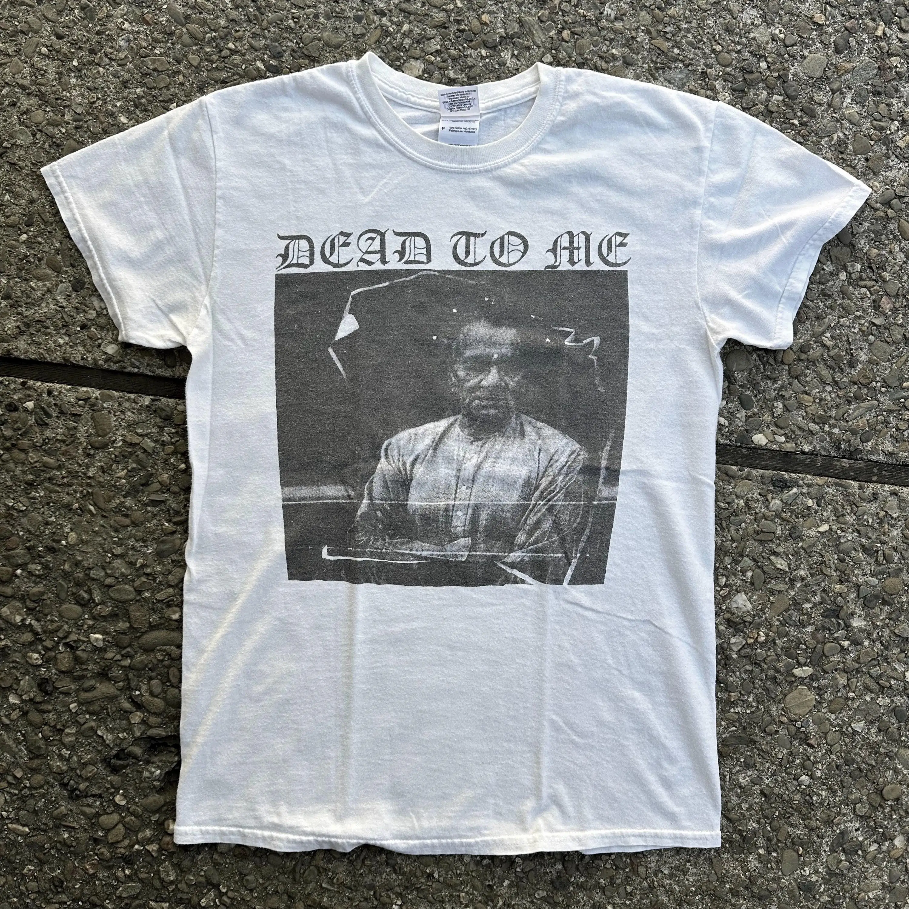 

Черно-белая футболка с фотографией Dead To Me B4