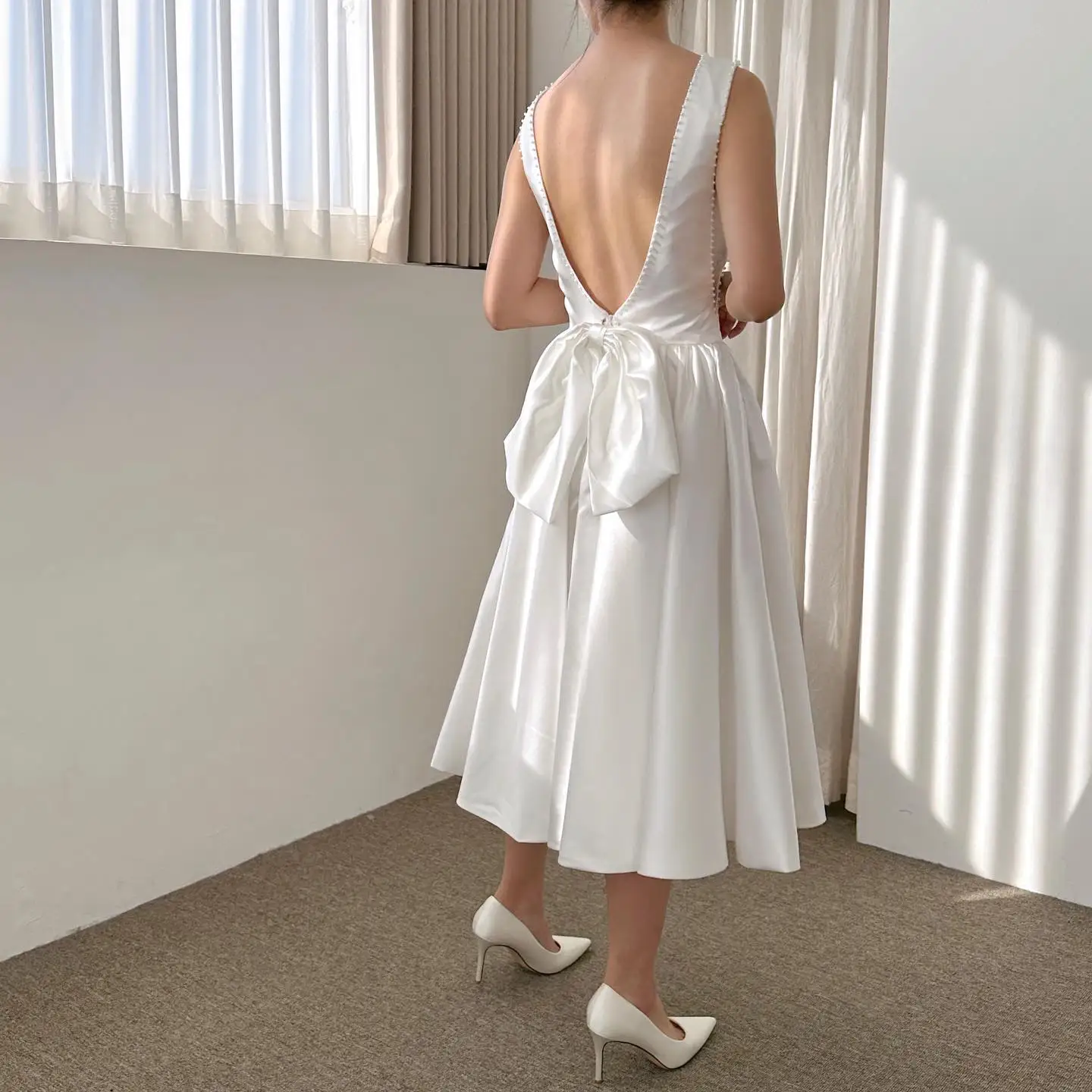 2022 Boat Neck Ivory Sexy Bow Backless Bride Dresses Wedding Dress Satin Sleeveless Knee Length  Korea Photography Bridal Gown